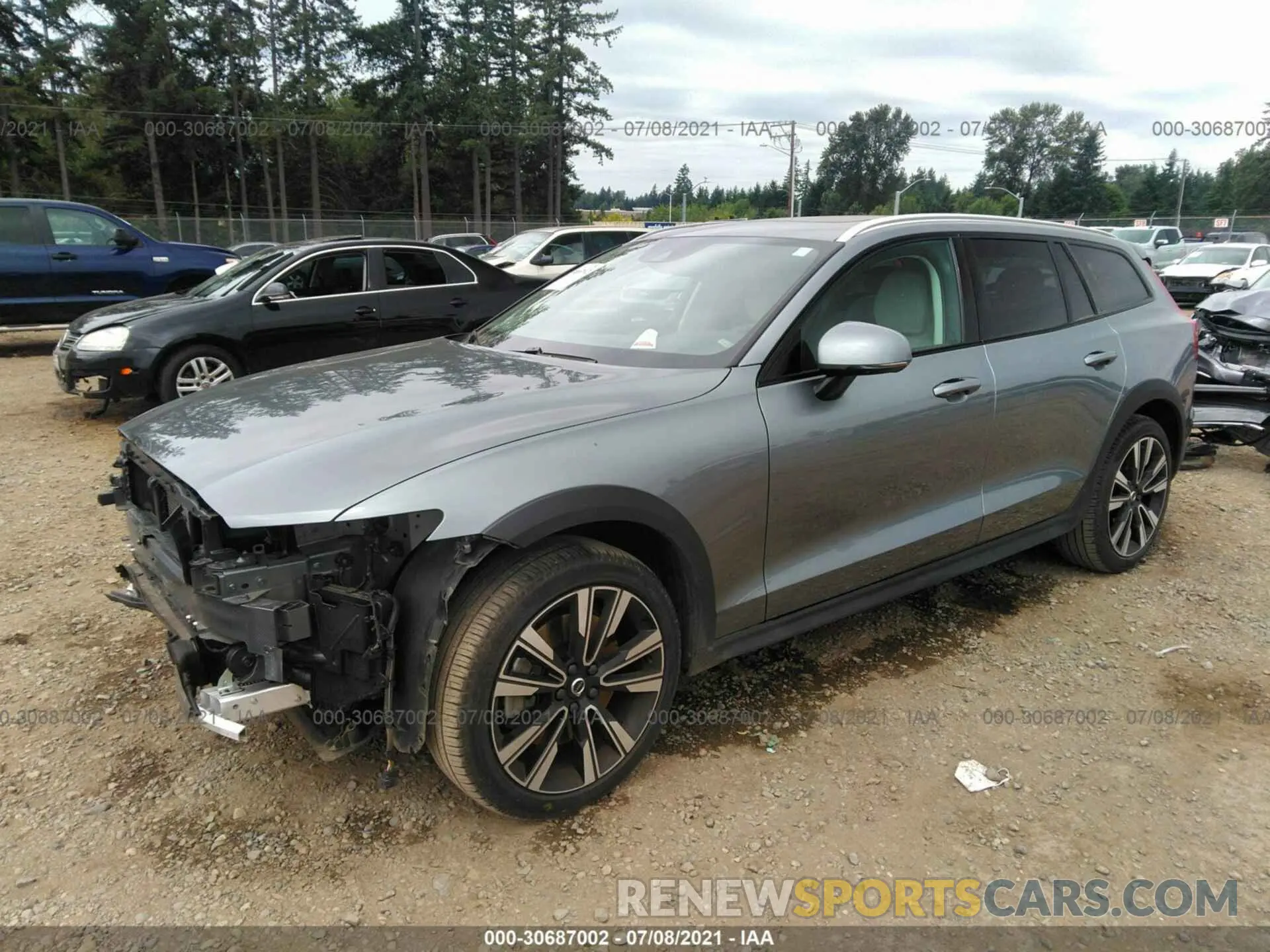 2 fotografías del automóvil dañado YV4102WK0L1031639 VOLVO V60 CROSS COUNTRY 2020