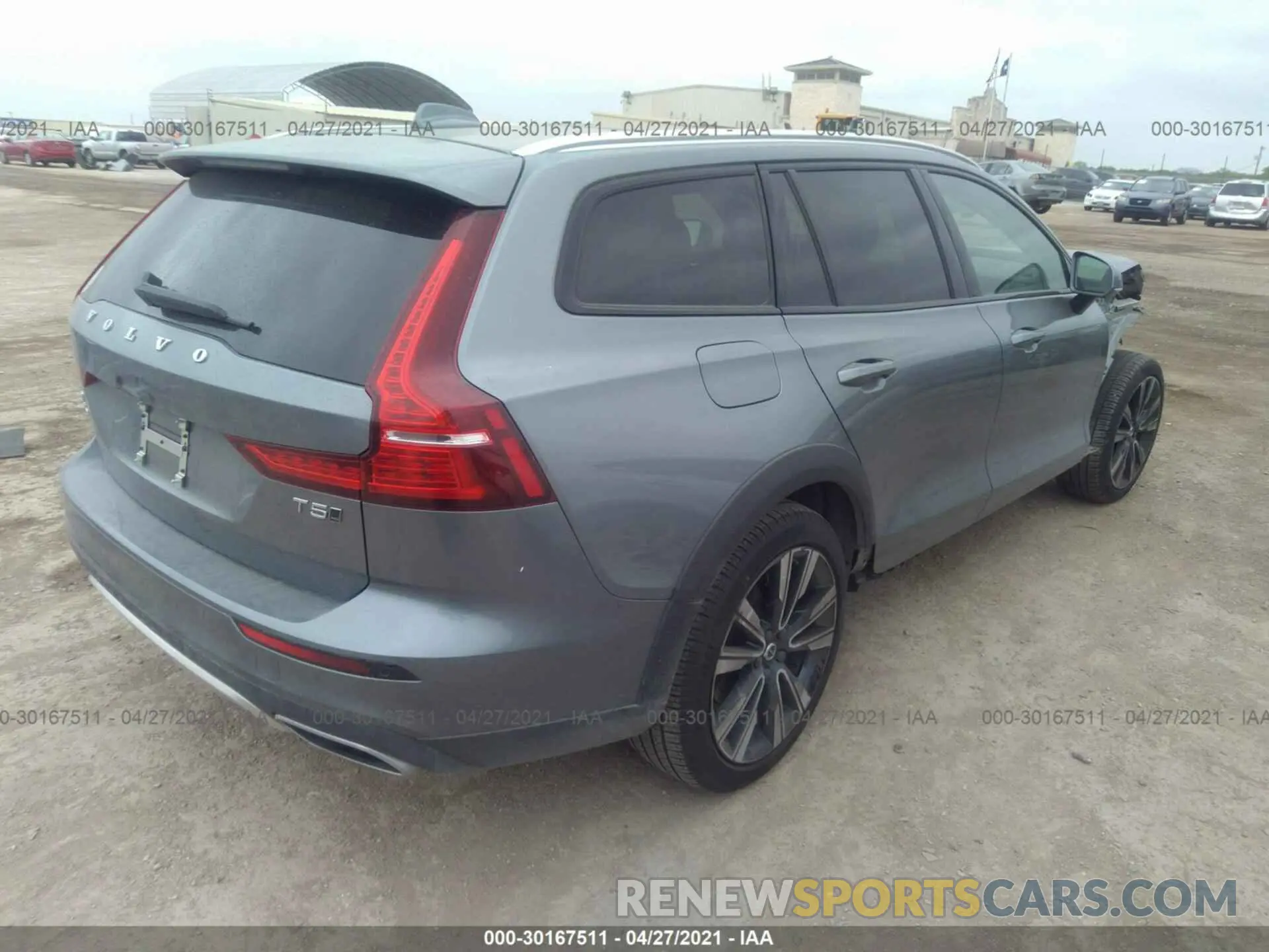 4 fotografías del automóvil dañado YV4102WK1L1042830 VOLVO V60 CROSS COUNTRY 2020