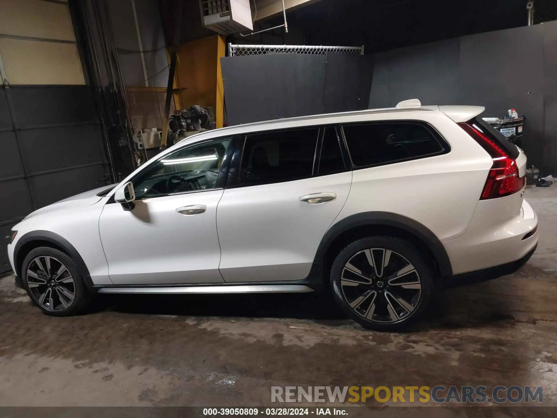 14 fotografías del automóvil dañado YV4102WK2L1045428 VOLVO V60 CROSS COUNTRY 2020