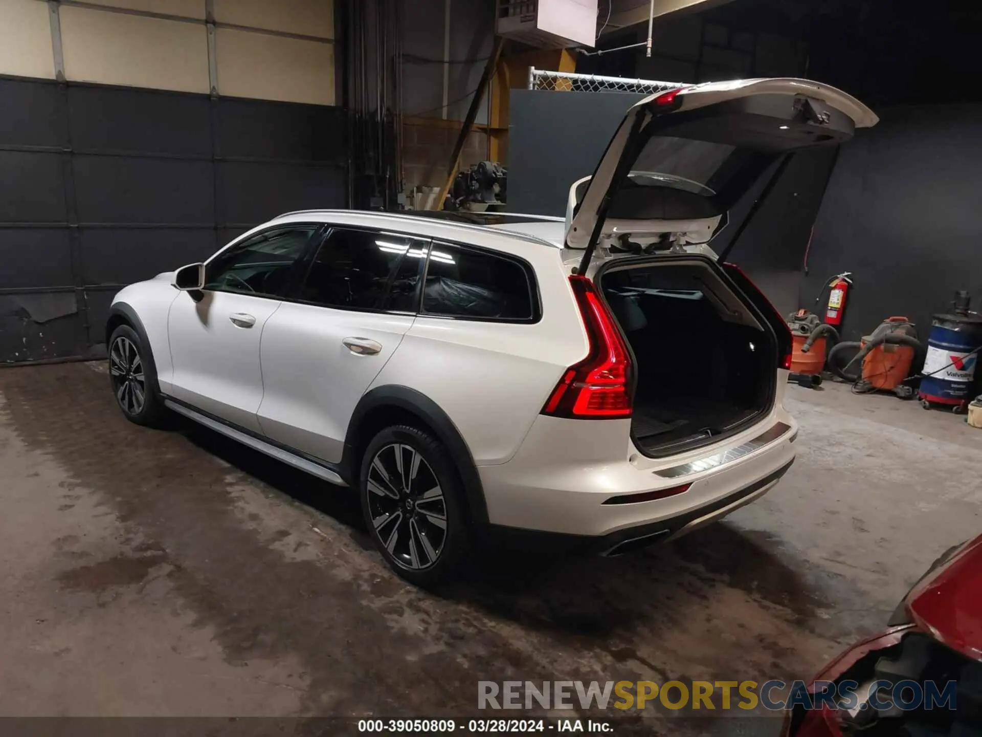 3 fotografías del automóvil dañado YV4102WK2L1045428 VOLVO V60 CROSS COUNTRY 2020