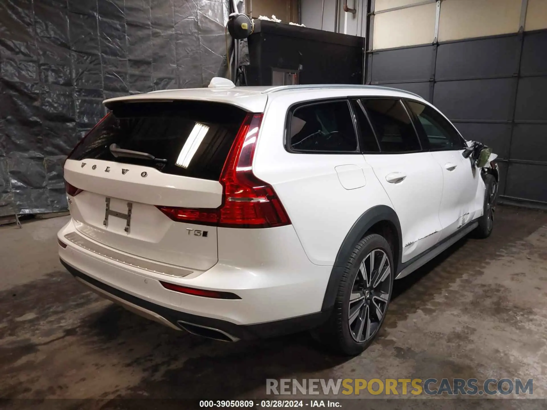 4 fotografías del automóvil dañado YV4102WK2L1045428 VOLVO V60 CROSS COUNTRY 2020