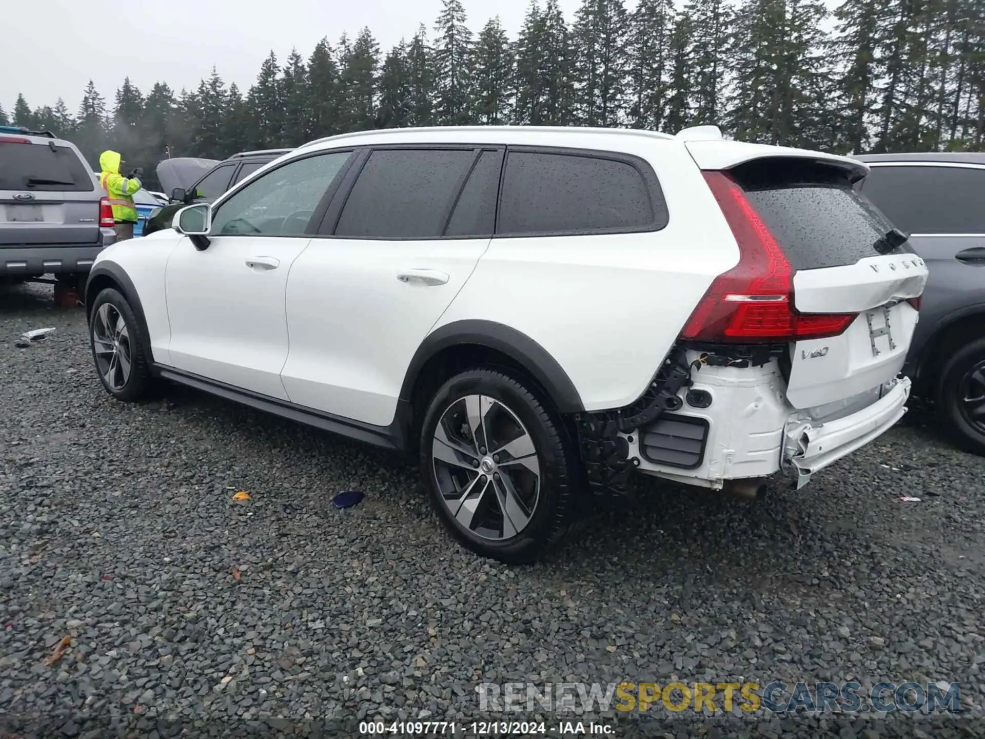 3 fotografías del automóvil dañado YV4102WK3L1044448 VOLVO V60 CROSS COUNTRY 2020