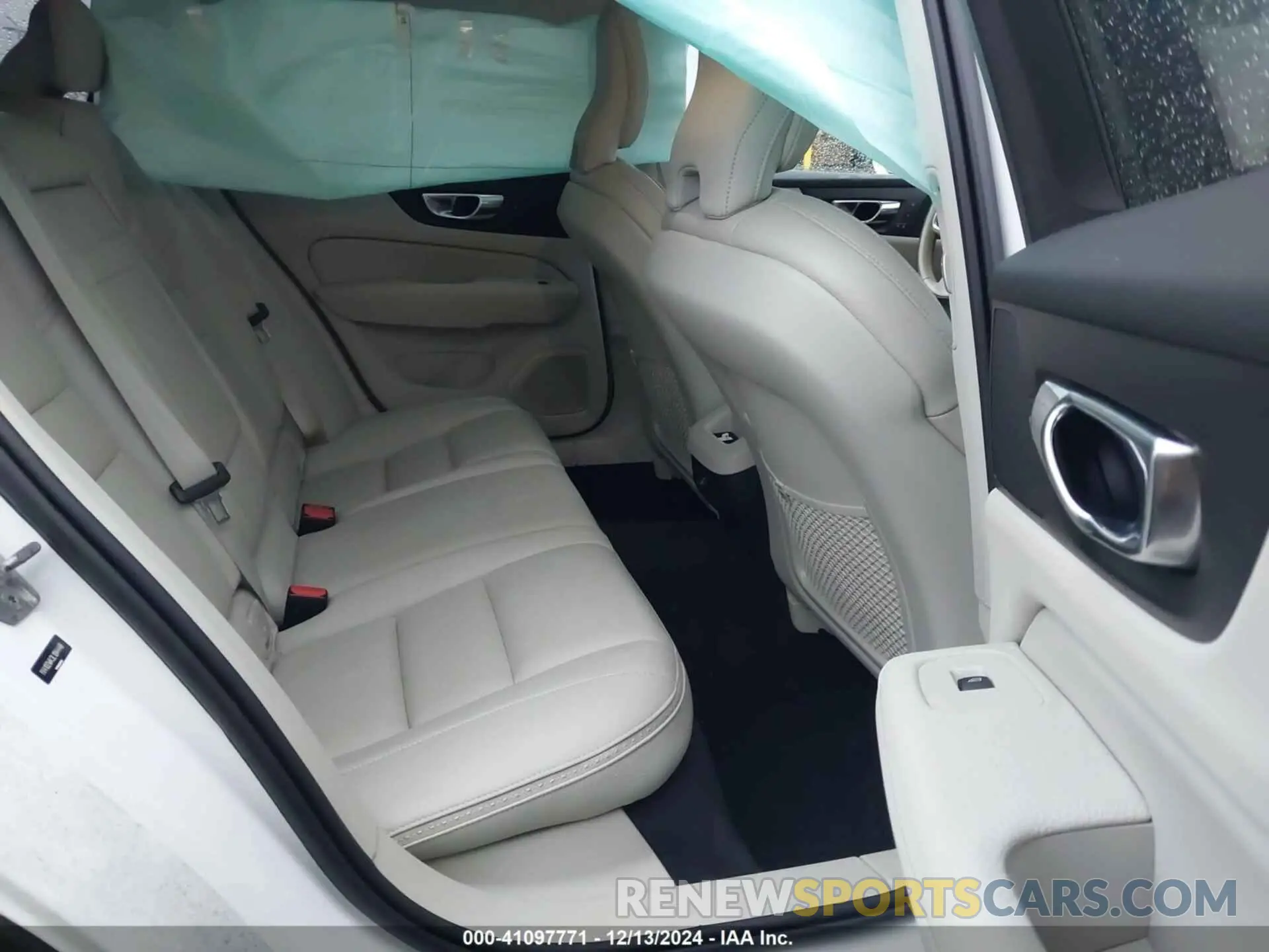 8 fotografías del automóvil dañado YV4102WK3L1044448 VOLVO V60 CROSS COUNTRY 2020