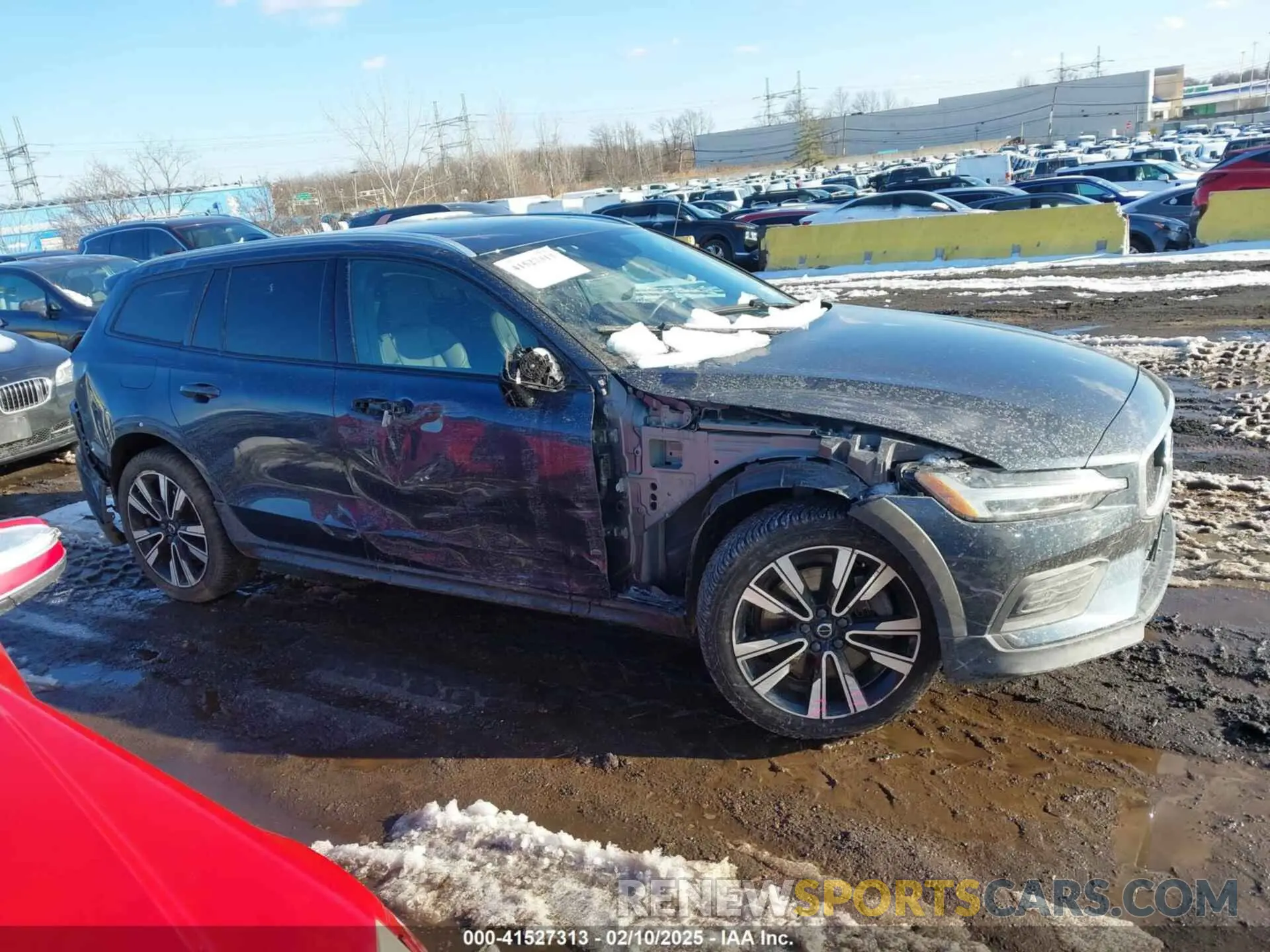 13 fotografías del automóvil dañado YV4102WK8L1031646 VOLVO V60 CROSS COUNTRY 2020