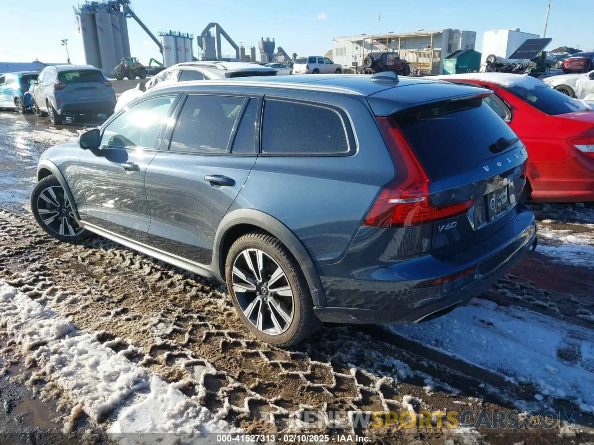 3 fotografías del automóvil dañado YV4102WK8L1031646 VOLVO V60 CROSS COUNTRY 2020