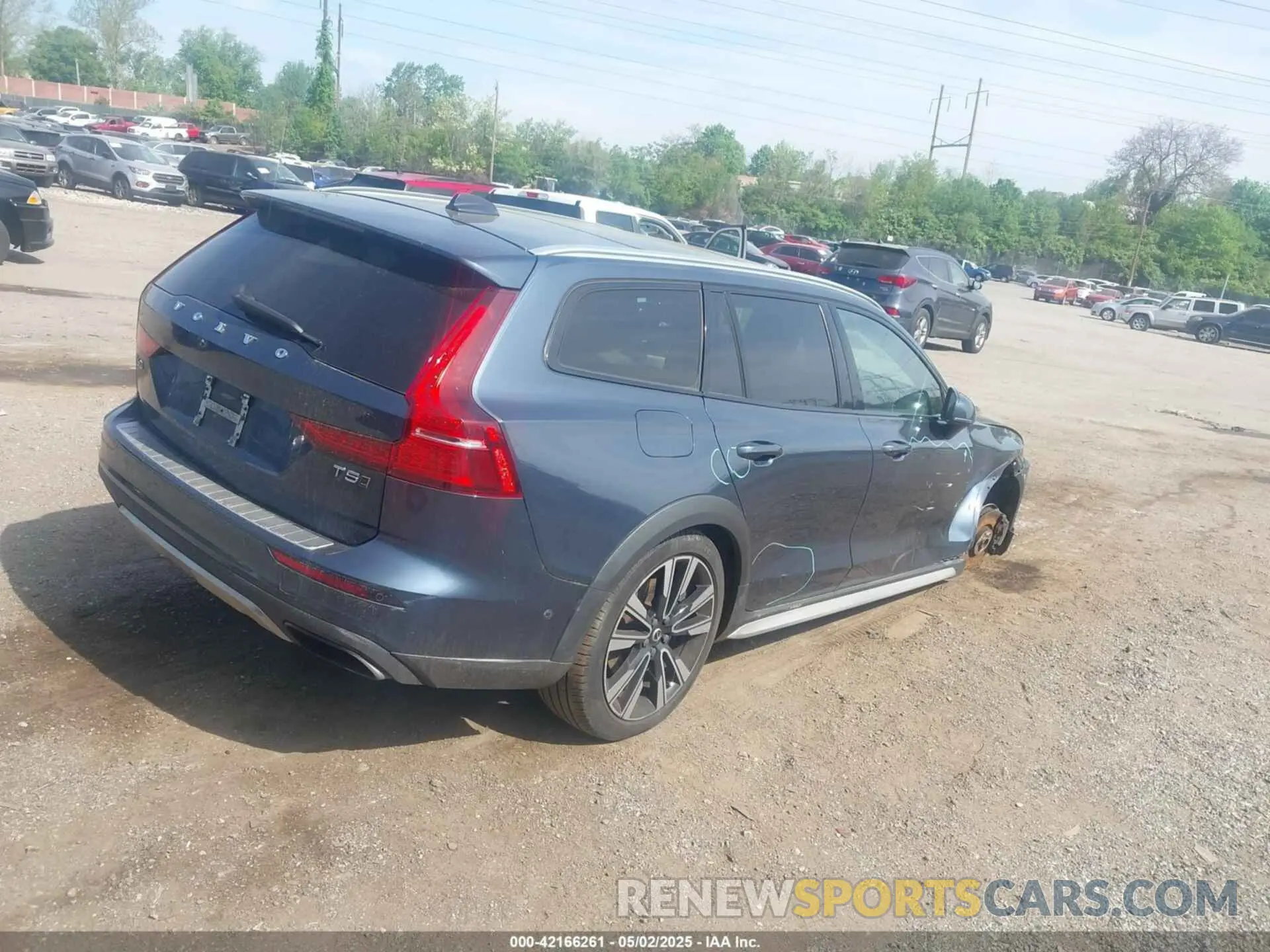 4 fotografías del automóvil dañado YV4102WK8L1048401 VOLVO V60 CROSS COUNTRY 2020