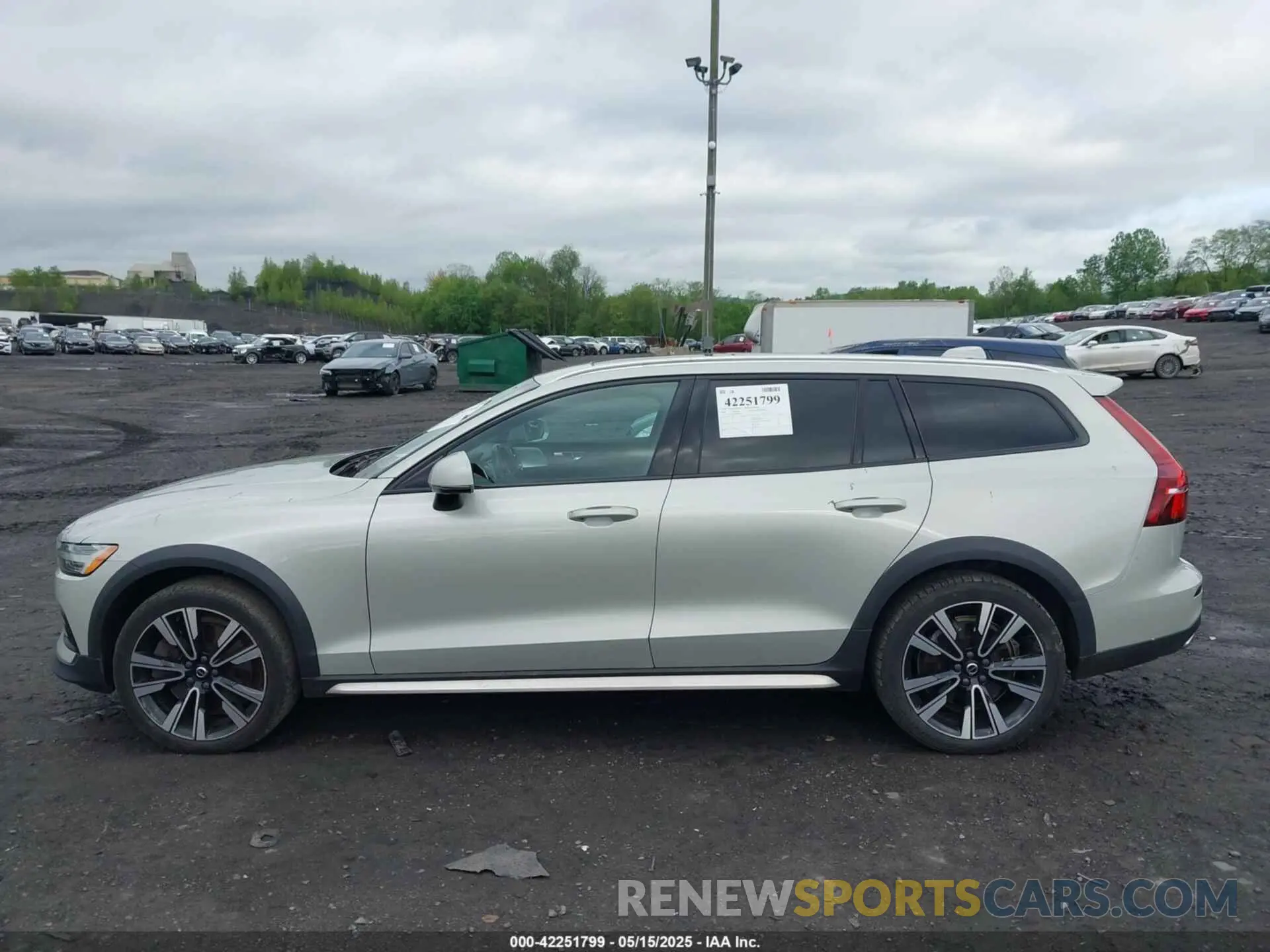 14 fotografías del automóvil dañado YV4102WKXL1030210 VOLVO V60 CROSS COUNTRY 2020