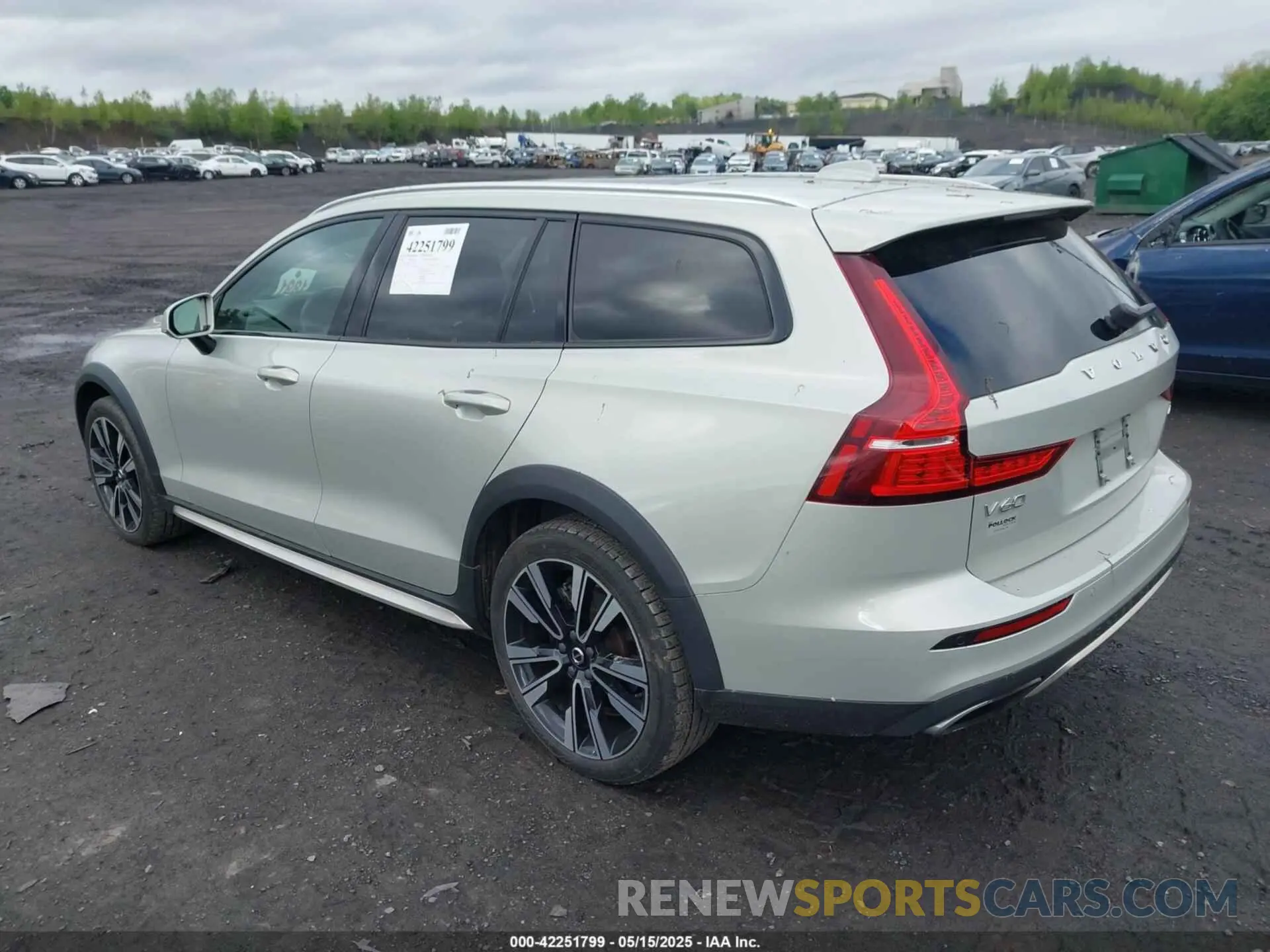 3 fotografías del automóvil dañado YV4102WKXL1030210 VOLVO V60 CROSS COUNTRY 2020
