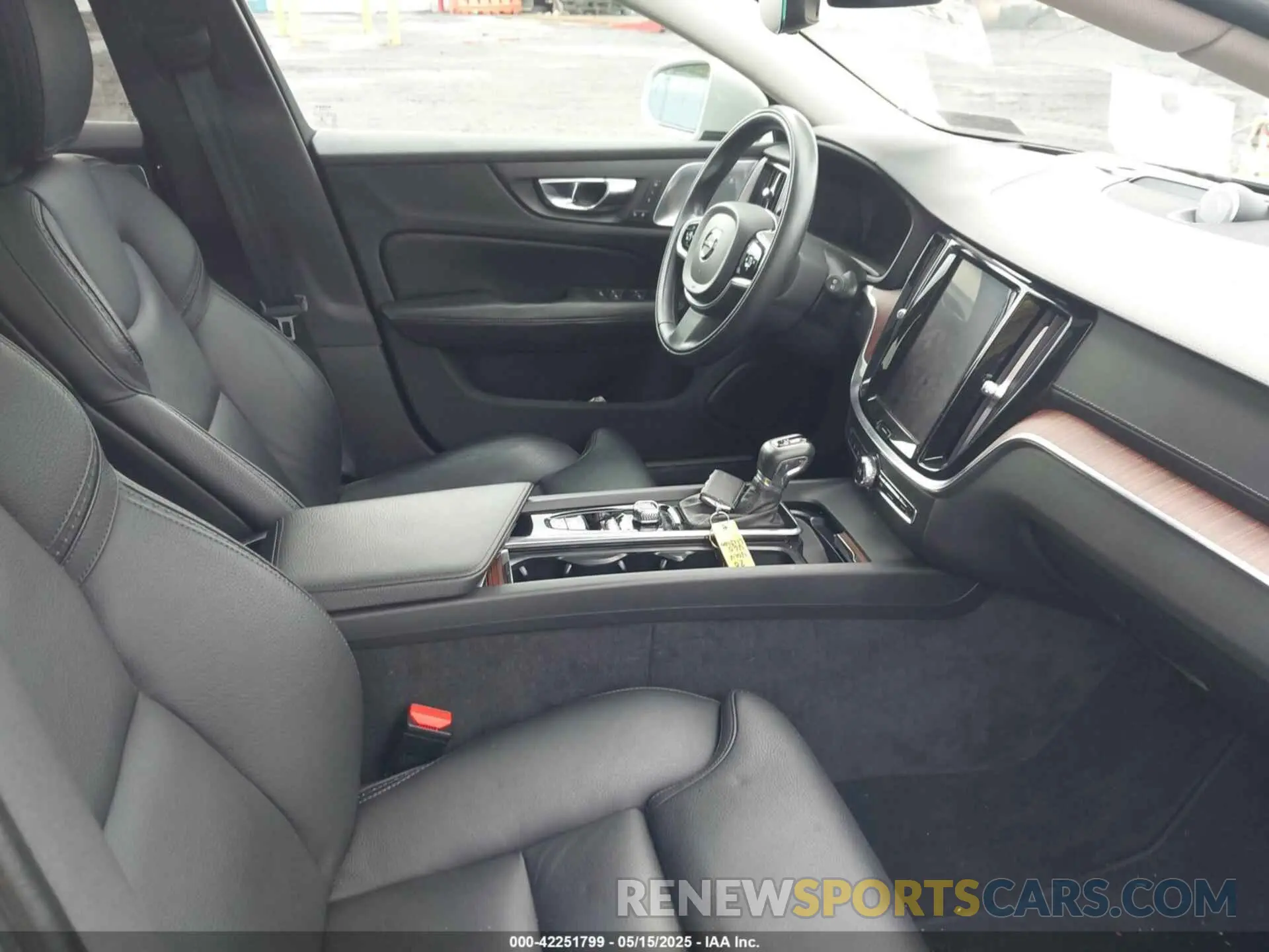 5 fotografías del automóvil dañado YV4102WKXL1030210 VOLVO V60 CROSS COUNTRY 2020