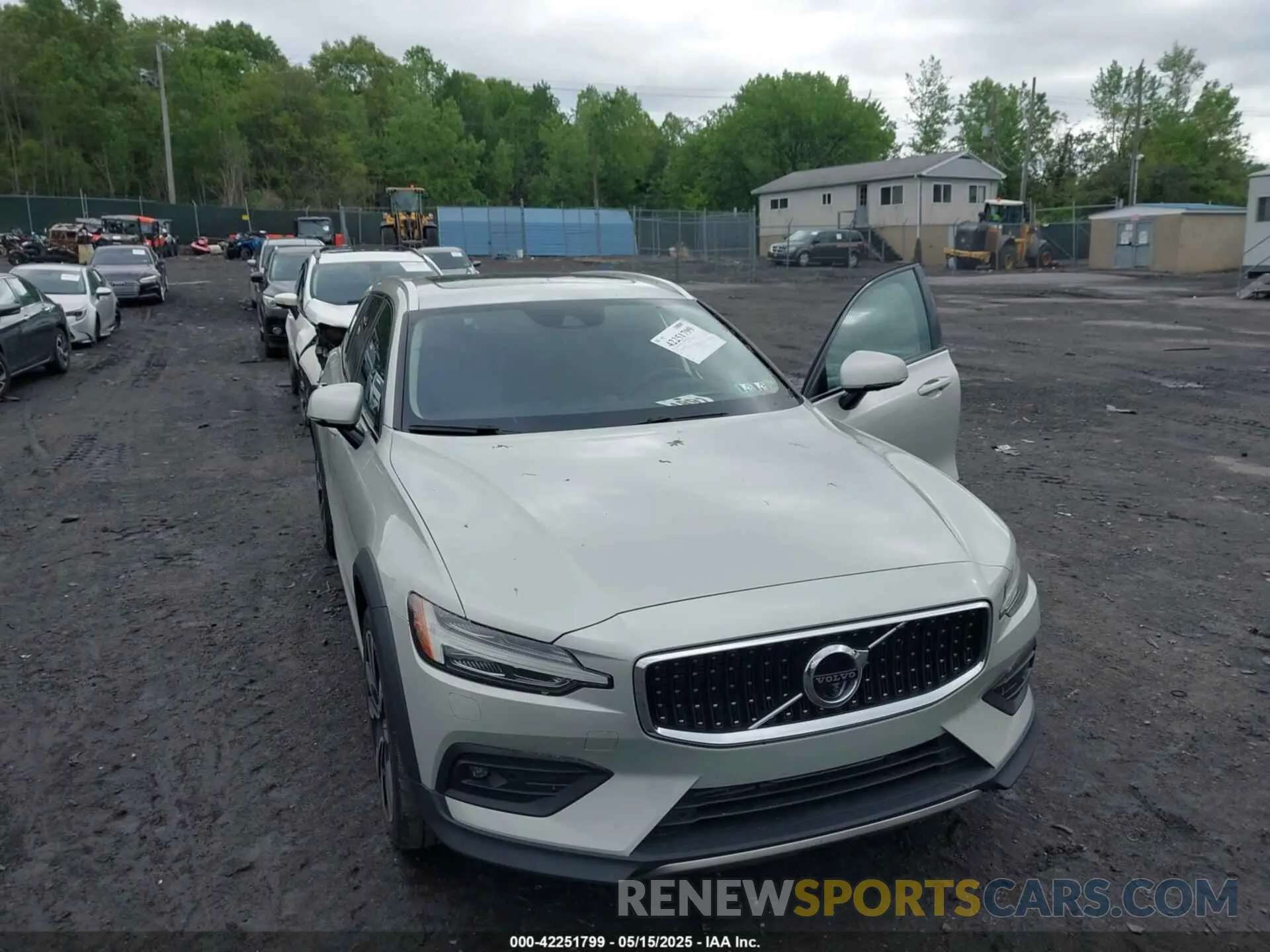 6 fotografías del automóvil dañado YV4102WKXL1030210 VOLVO V60 CROSS COUNTRY 2020