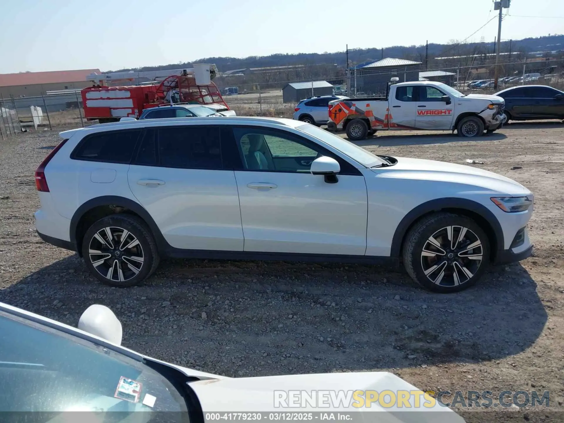 13 fotografías del automóvil dañado YV4102WK2M1067849 VOLVO V60 CROSS COUNTRY 2021