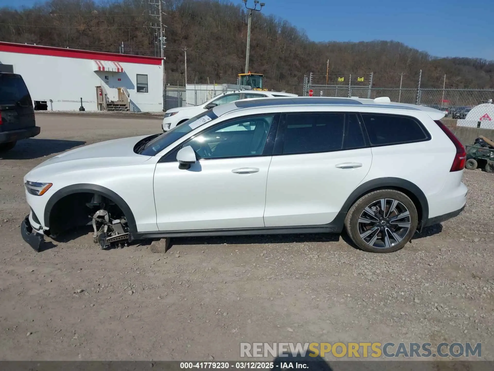 14 fotografías del automóvil dañado YV4102WK2M1067849 VOLVO V60 CROSS COUNTRY 2021