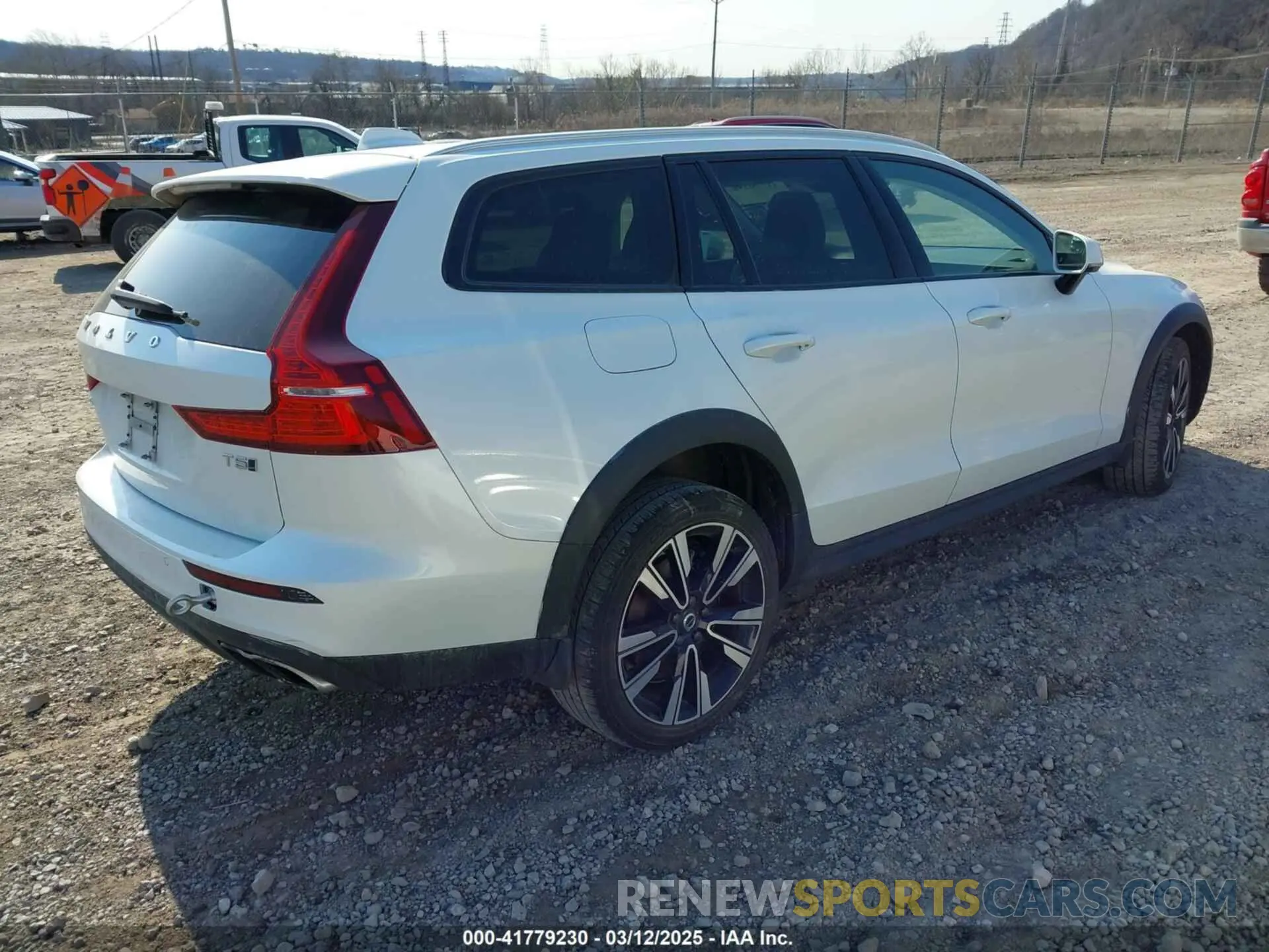 4 fotografías del automóvil dañado YV4102WK2M1067849 VOLVO V60 CROSS COUNTRY 2021