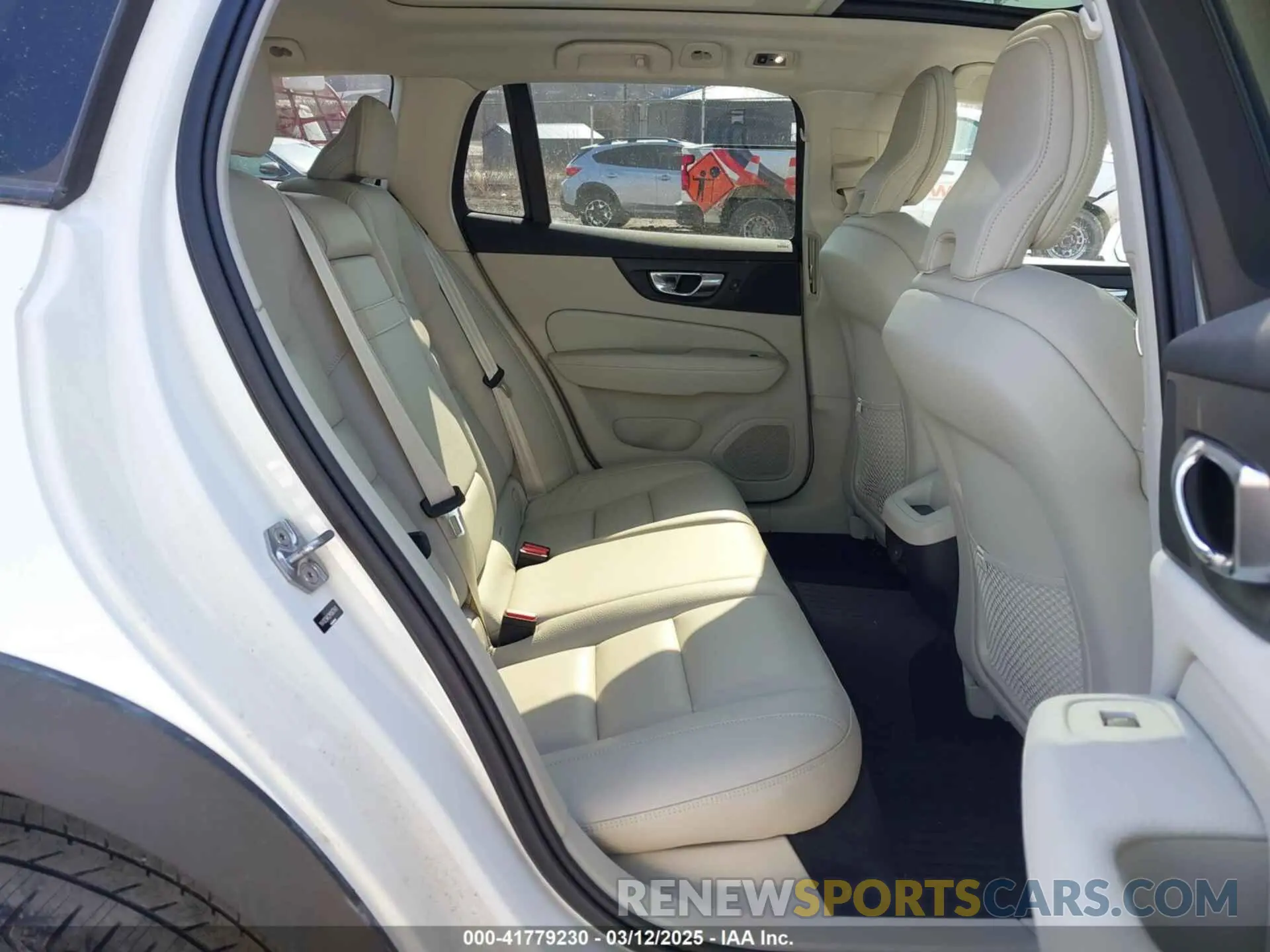 8 fotografías del automóvil dañado YV4102WK2M1067849 VOLVO V60 CROSS COUNTRY 2021