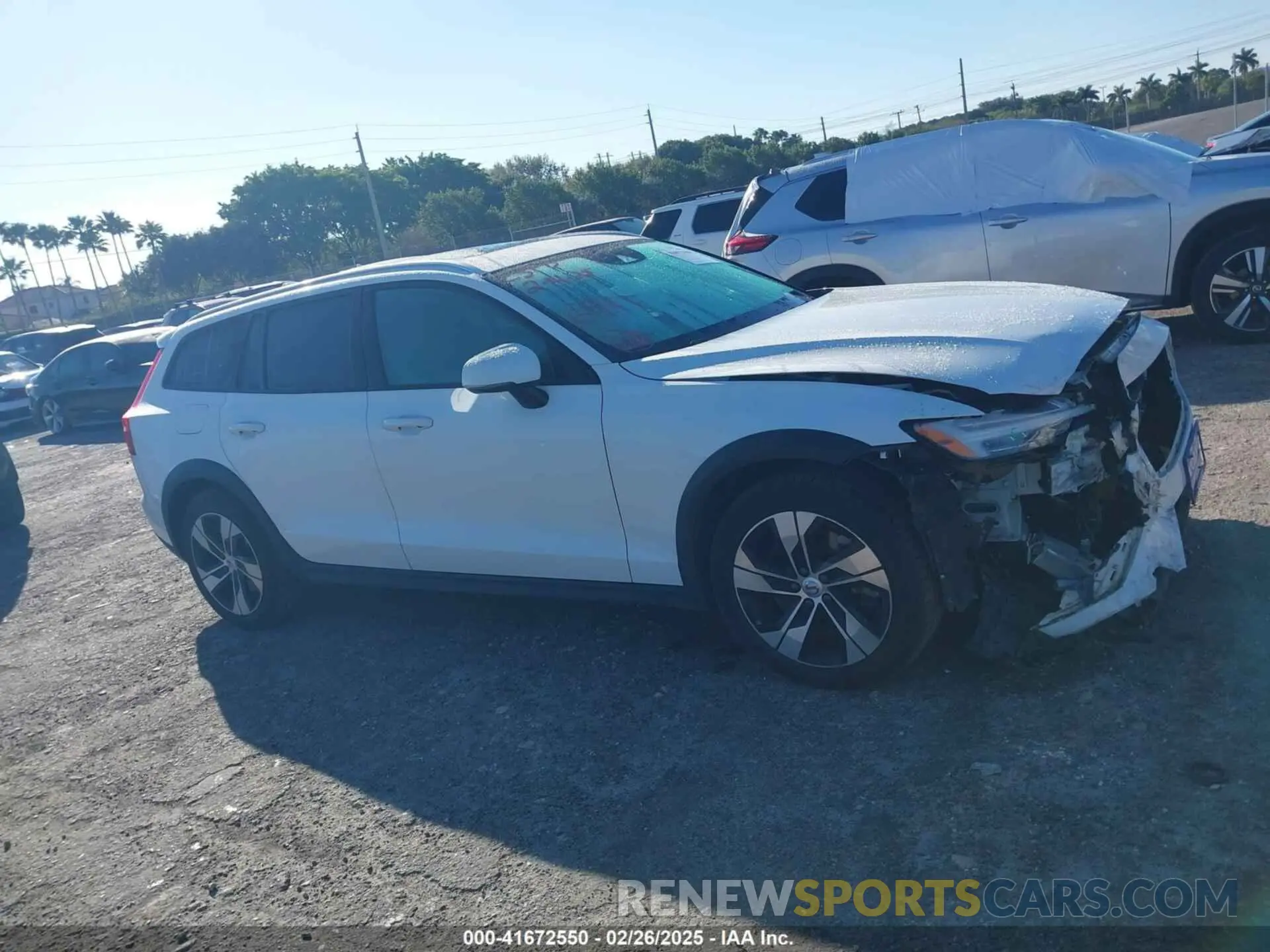 13 fotografías del automóvil dañado YV4102WK4M1076911 VOLVO V60 CROSS COUNTRY 2021
