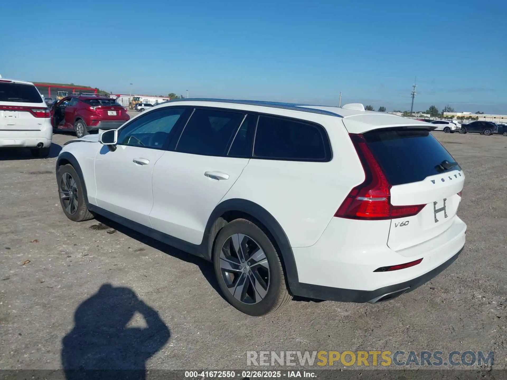 3 fotografías del automóvil dañado YV4102WK4M1076911 VOLVO V60 CROSS COUNTRY 2021