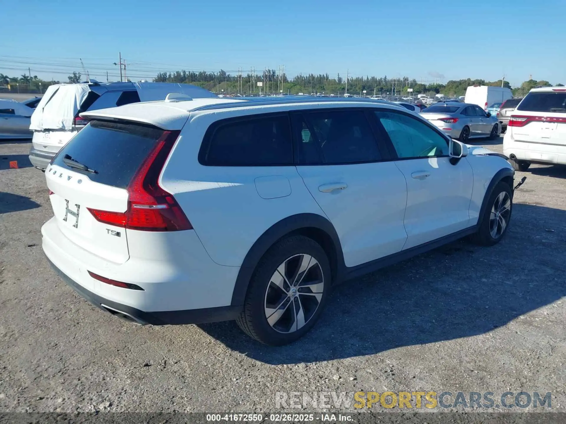 4 fotografías del automóvil dañado YV4102WK4M1076911 VOLVO V60 CROSS COUNTRY 2021