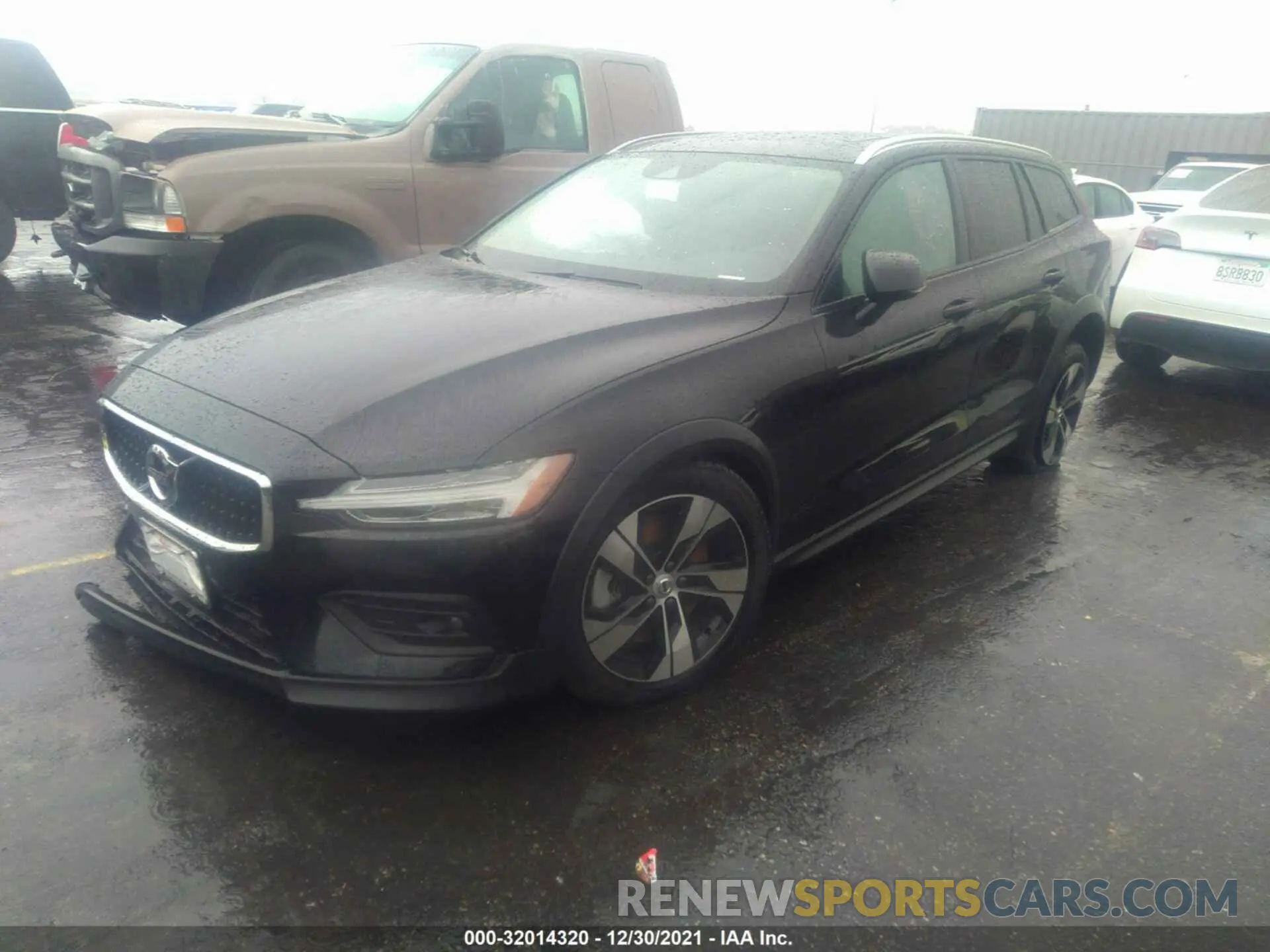 2 fotografías del automóvil dañado YV4102WK5M1077565 VOLVO V60 CROSS COUNTRY 2021