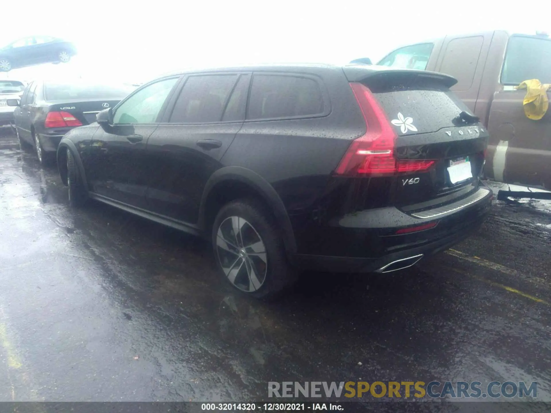 3 fotografías del automóvil dañado YV4102WK5M1077565 VOLVO V60 CROSS COUNTRY 2021