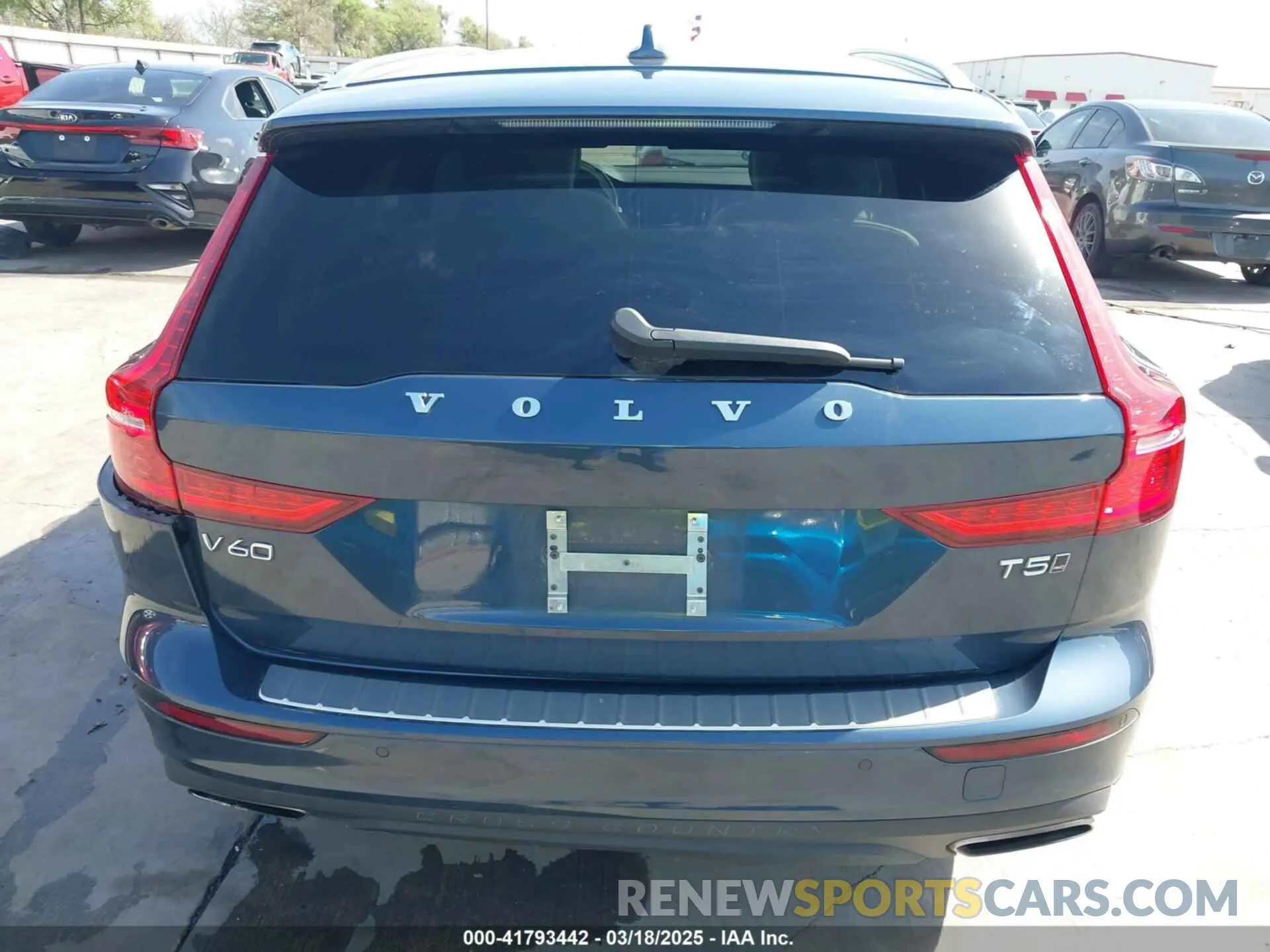 17 fotografías del automóvil dañado YV4102WK5N2092045 VOLVO V60 CROSS COUNTRY 2022
