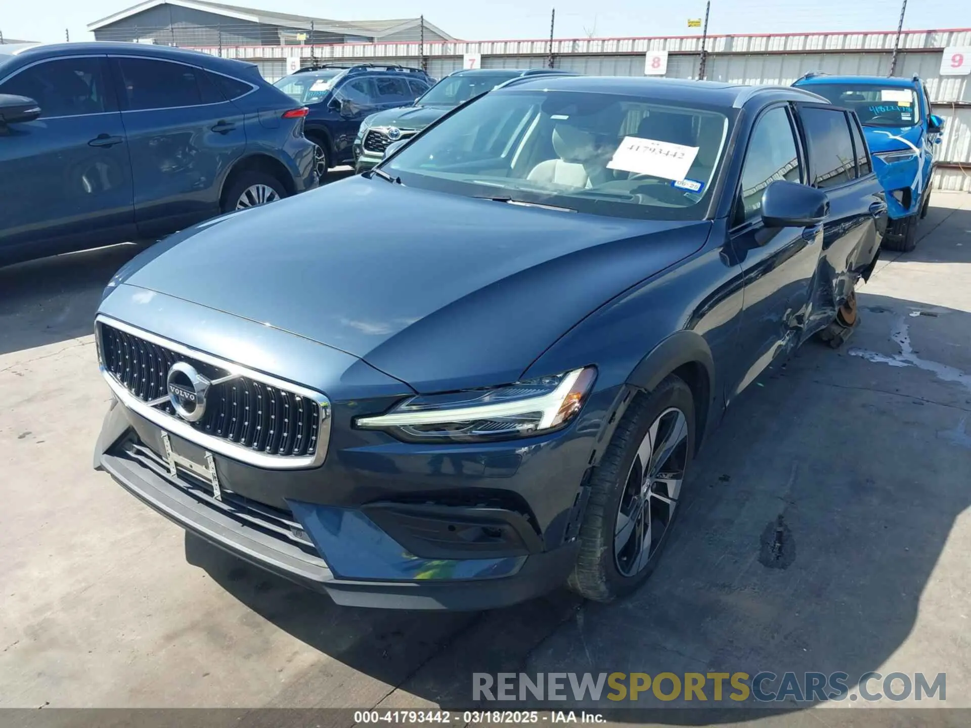 2 fotografías del automóvil dañado YV4102WK5N2092045 VOLVO V60 CROSS COUNTRY 2022