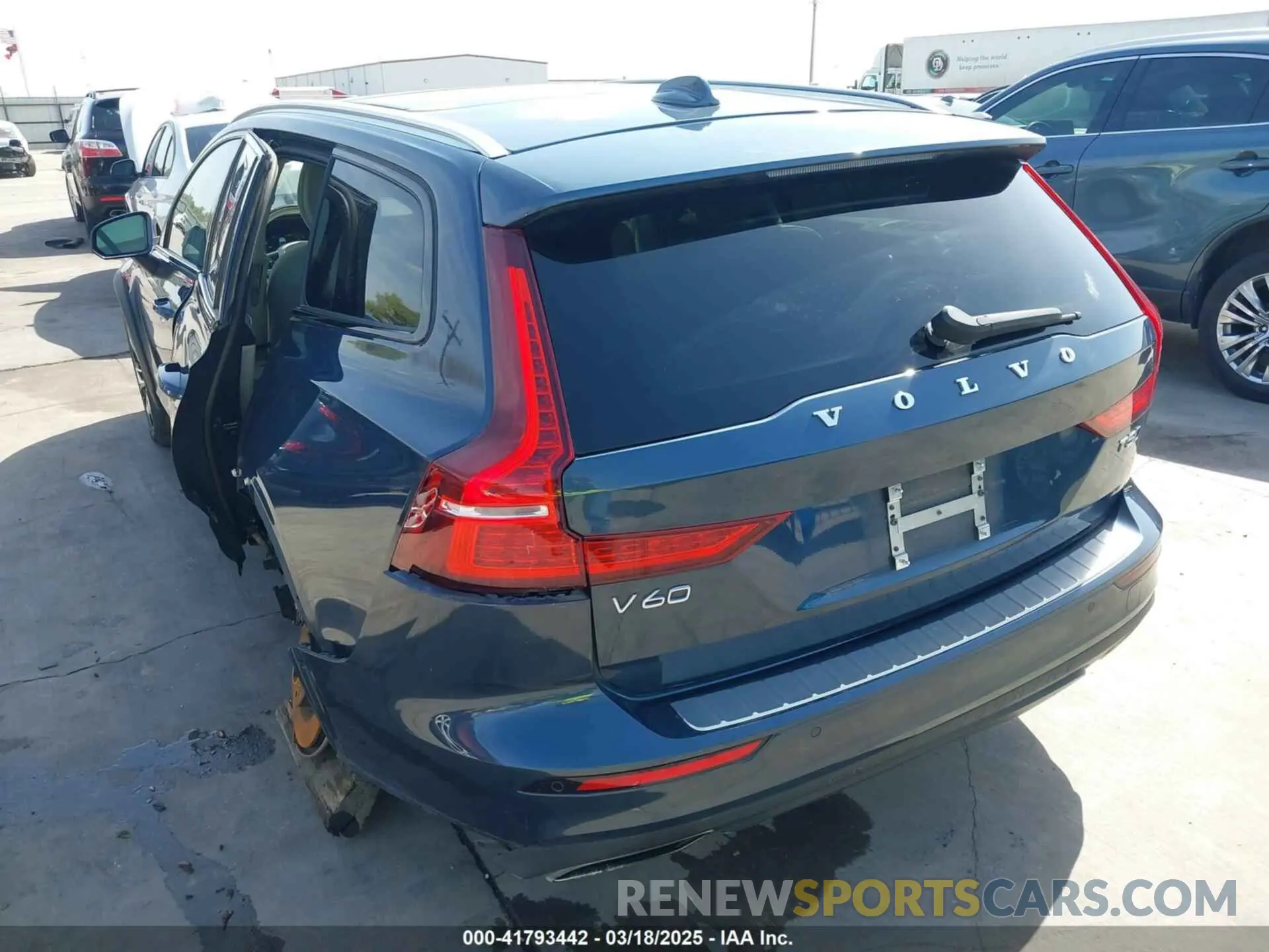 3 fotografías del automóvil dañado YV4102WK5N2092045 VOLVO V60 CROSS COUNTRY 2022
