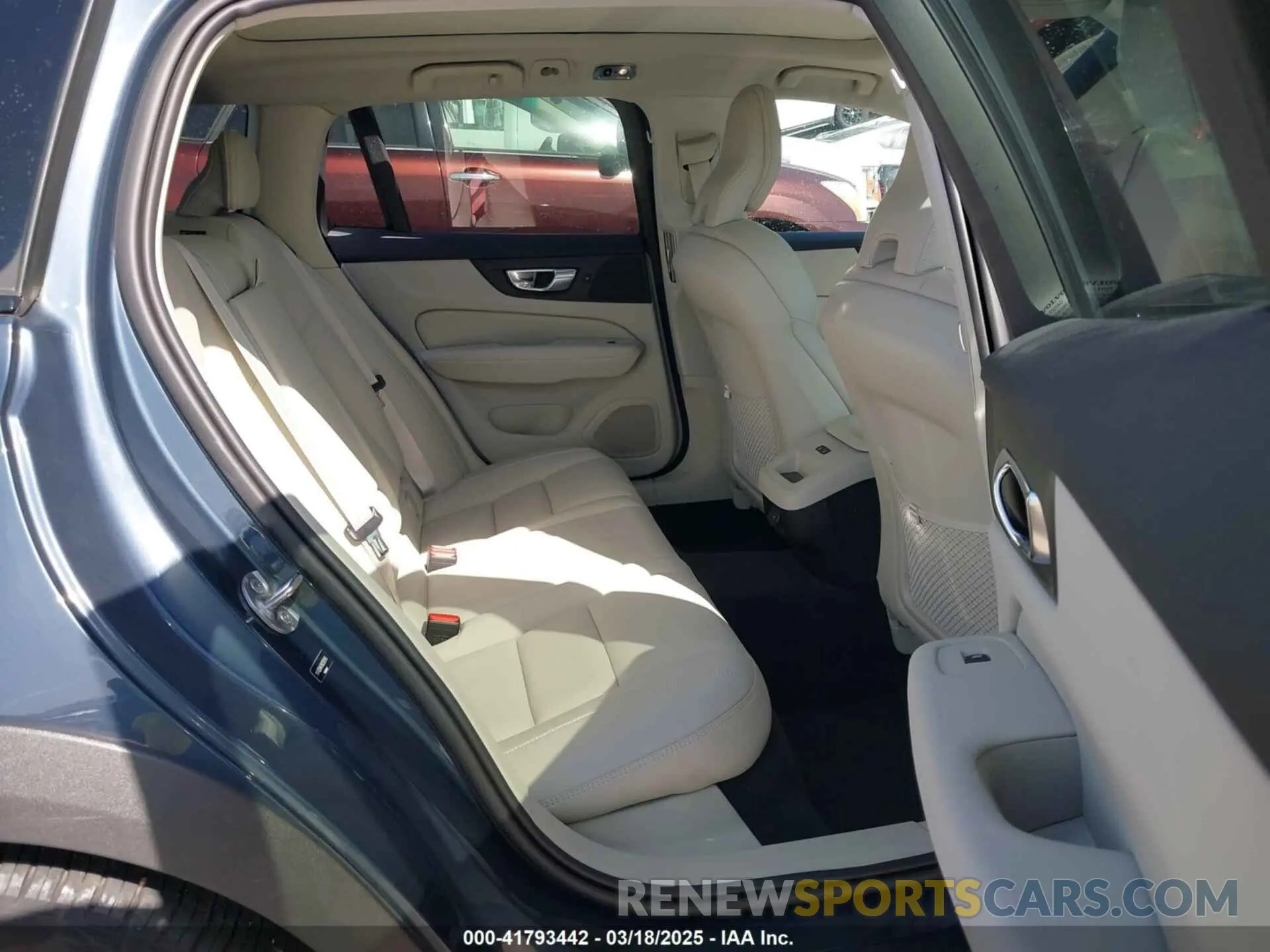 8 fotografías del automóvil dañado YV4102WK5N2092045 VOLVO V60 CROSS COUNTRY 2022
