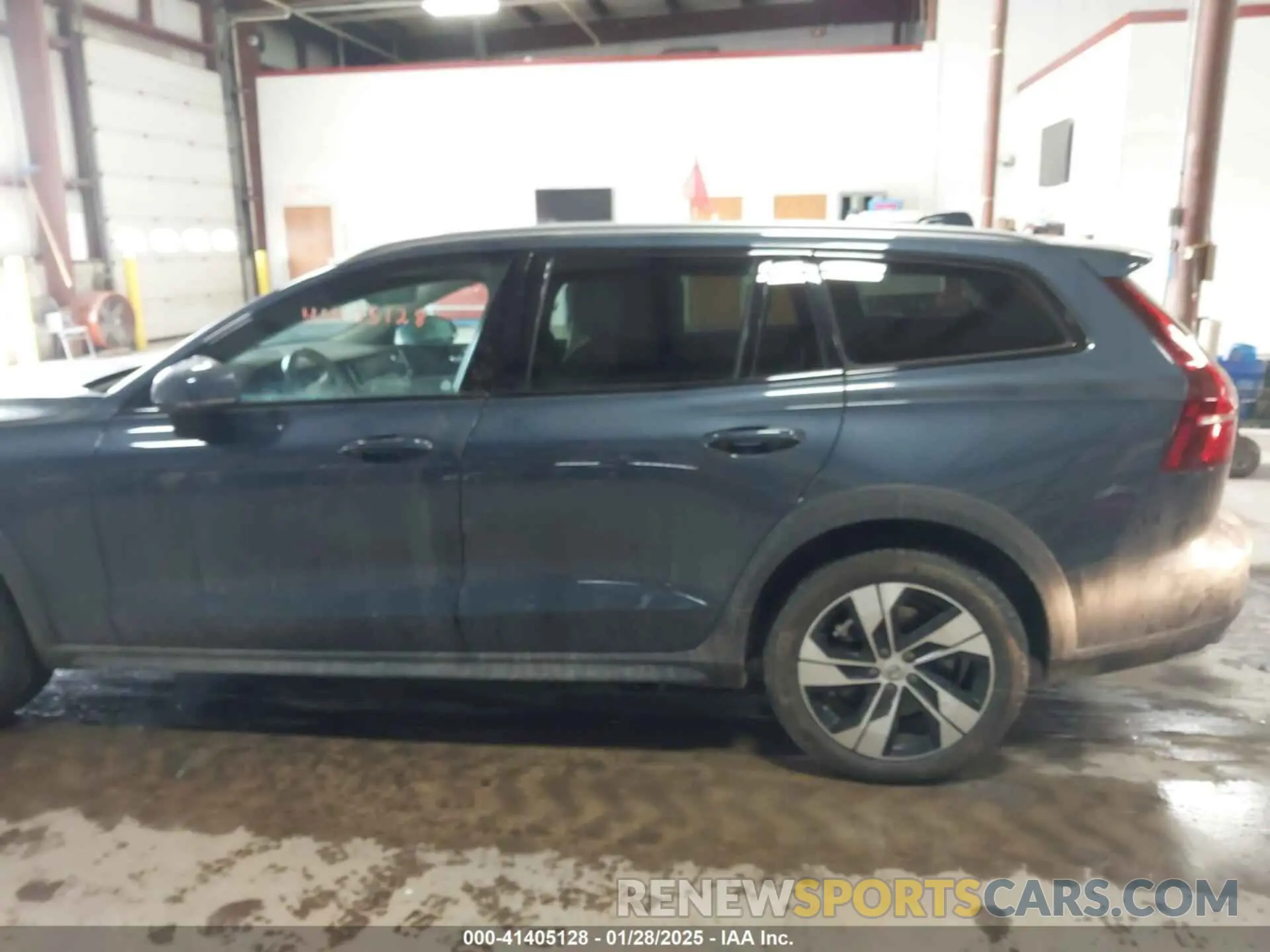 14 fotografías del automóvil dañado YV4102WK7N2092046 VOLVO V60 CROSS COUNTRY 2022