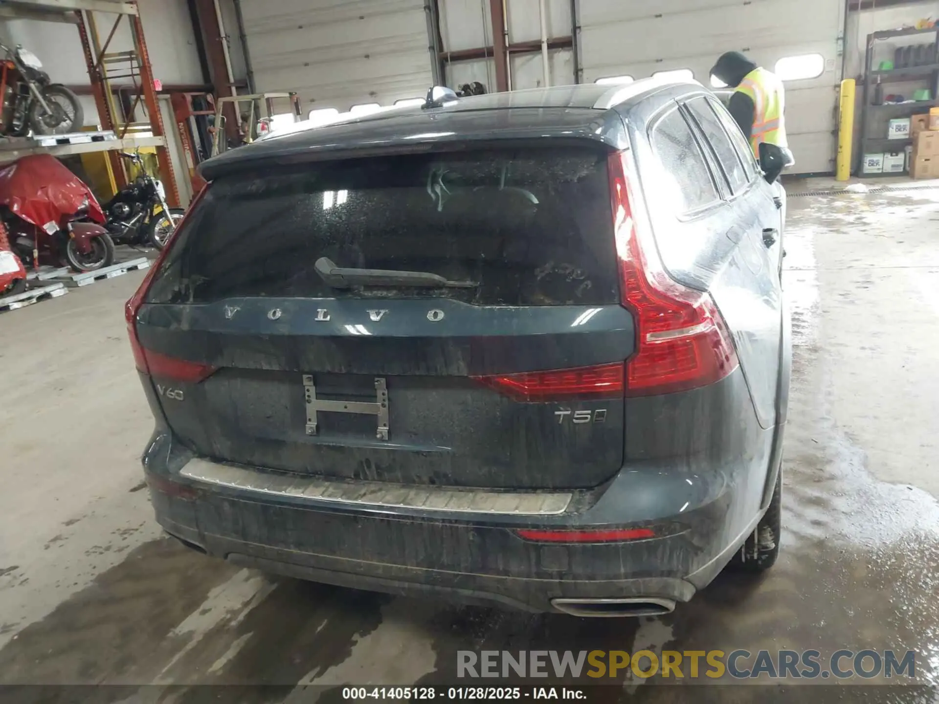 16 fotografías del automóvil dañado YV4102WK7N2092046 VOLVO V60 CROSS COUNTRY 2022