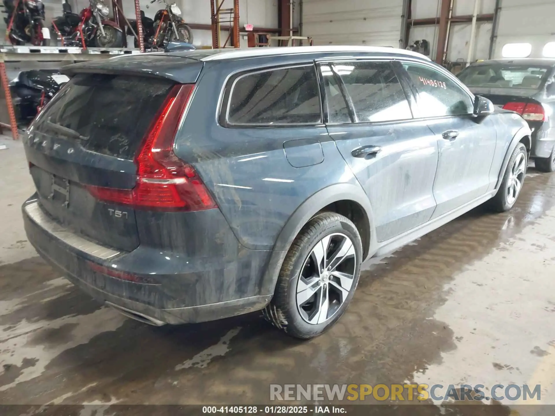 4 fotografías del automóvil dañado YV4102WK7N2092046 VOLVO V60 CROSS COUNTRY 2022