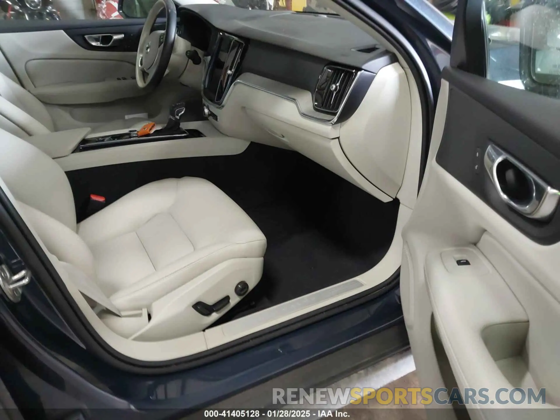 5 fotografías del automóvil dañado YV4102WK7N2092046 VOLVO V60 CROSS COUNTRY 2022