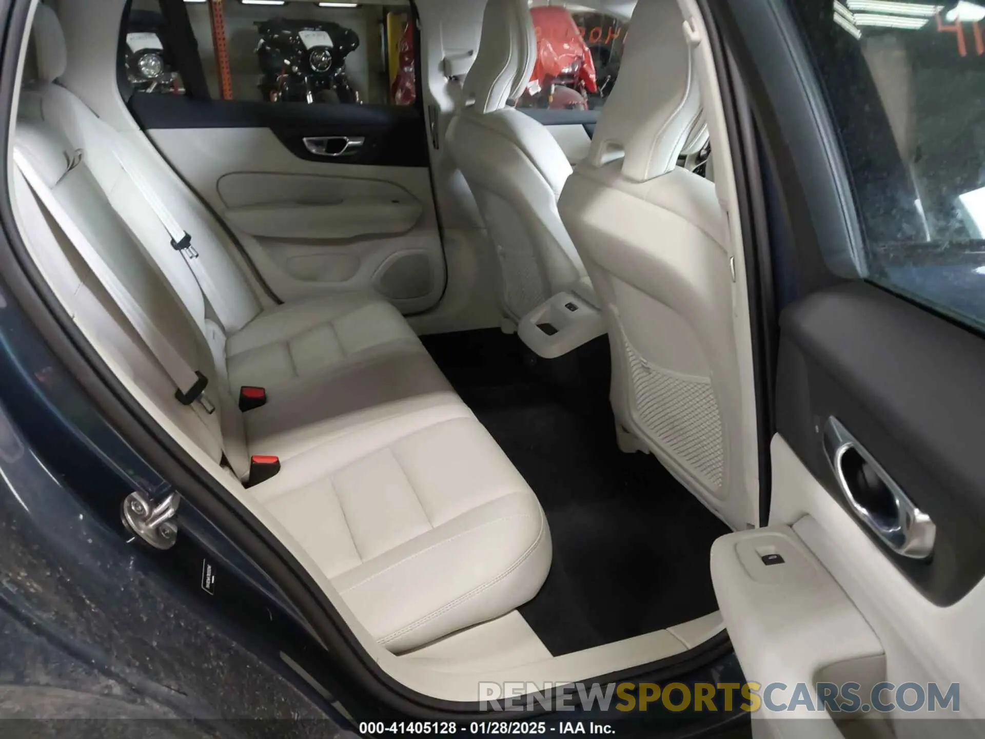 8 fotografías del automóvil dañado YV4102WK7N2092046 VOLVO V60 CROSS COUNTRY 2022