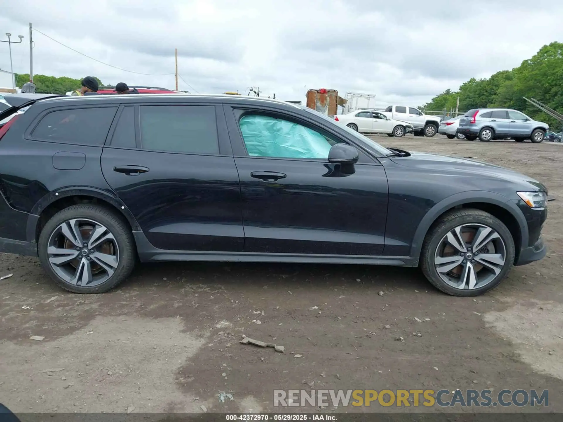 13 fotografías del automóvil dañado YV4L12WY5P2105714 VOLVO V60 CROSS COUNTRY 2023