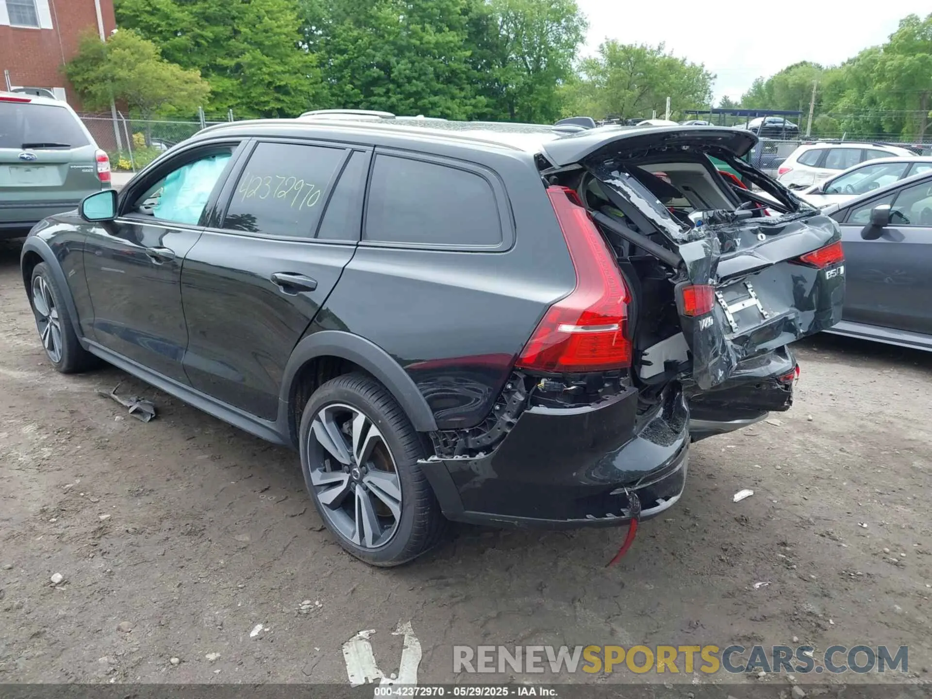 3 fotografías del automóvil dañado YV4L12WY5P2105714 VOLVO V60 CROSS COUNTRY 2023