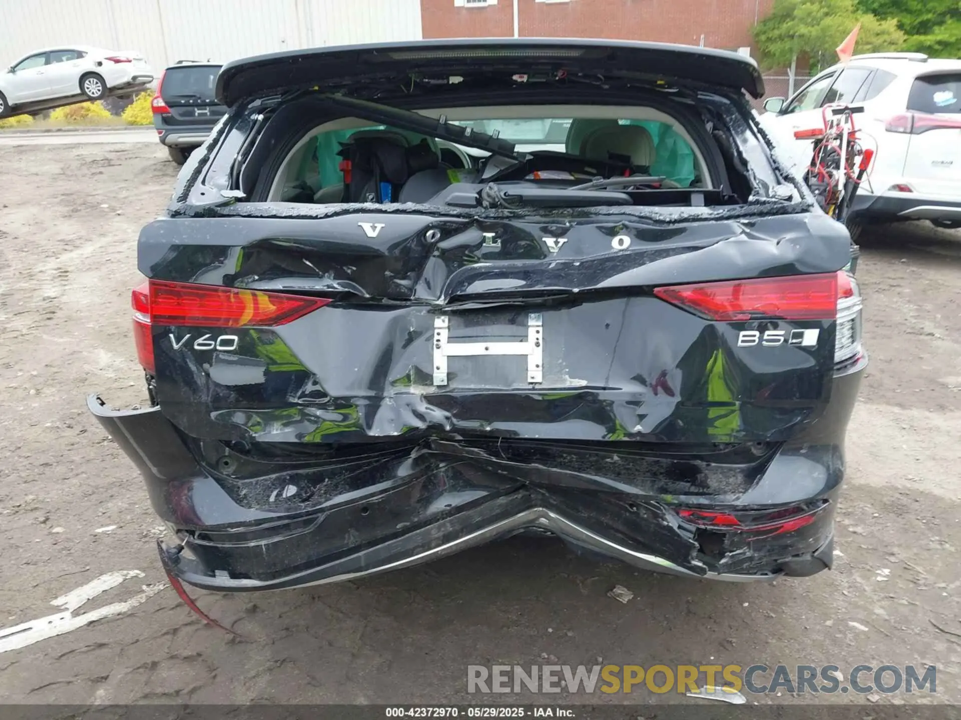 6 fotografías del automóvil dañado YV4L12WY5P2105714 VOLVO V60 CROSS COUNTRY 2023