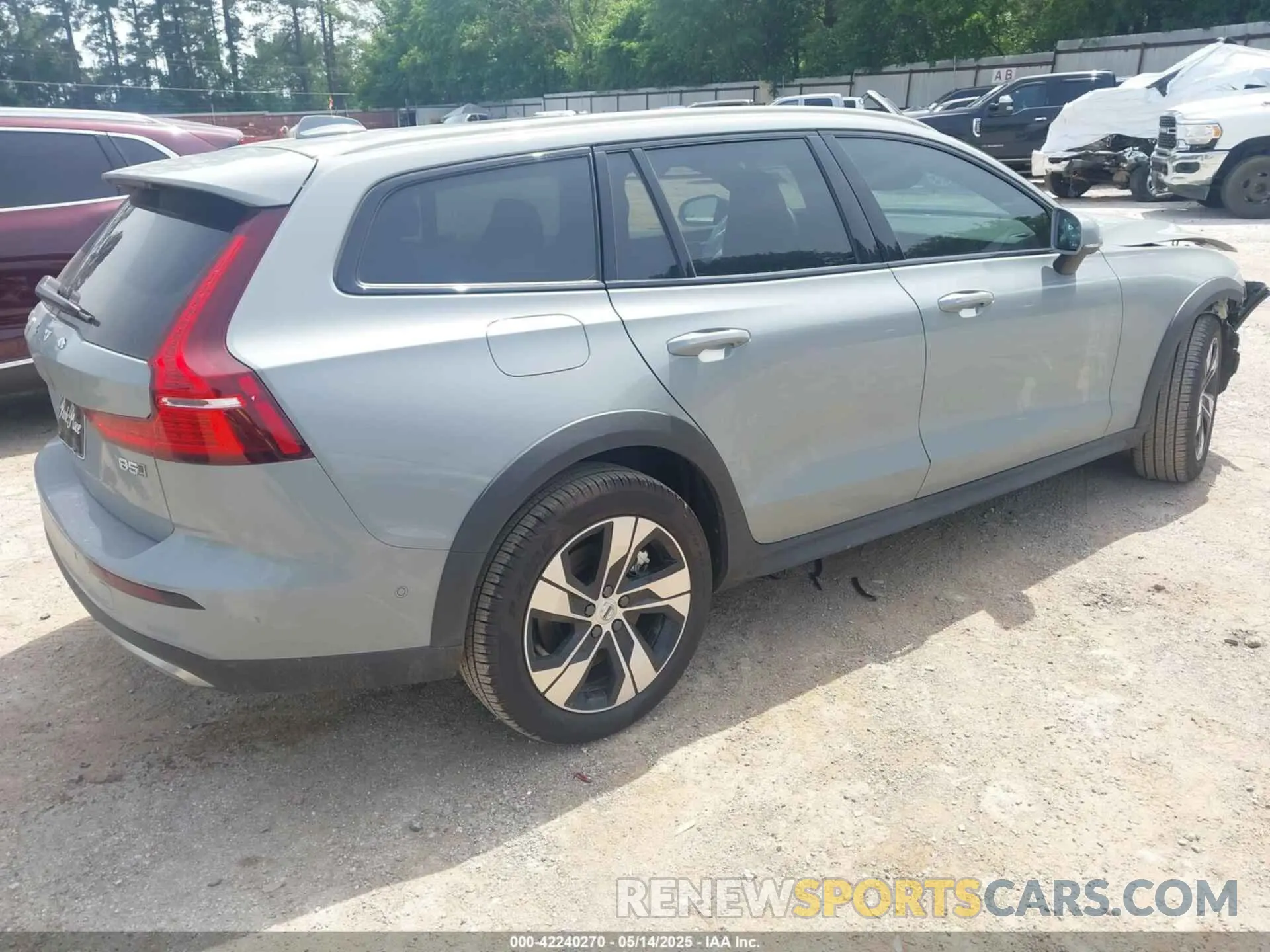 4 fotografías del automóvil dañado YV4L12WKXS2147672 VOLVO V60 CROSS COUNTRY 2025