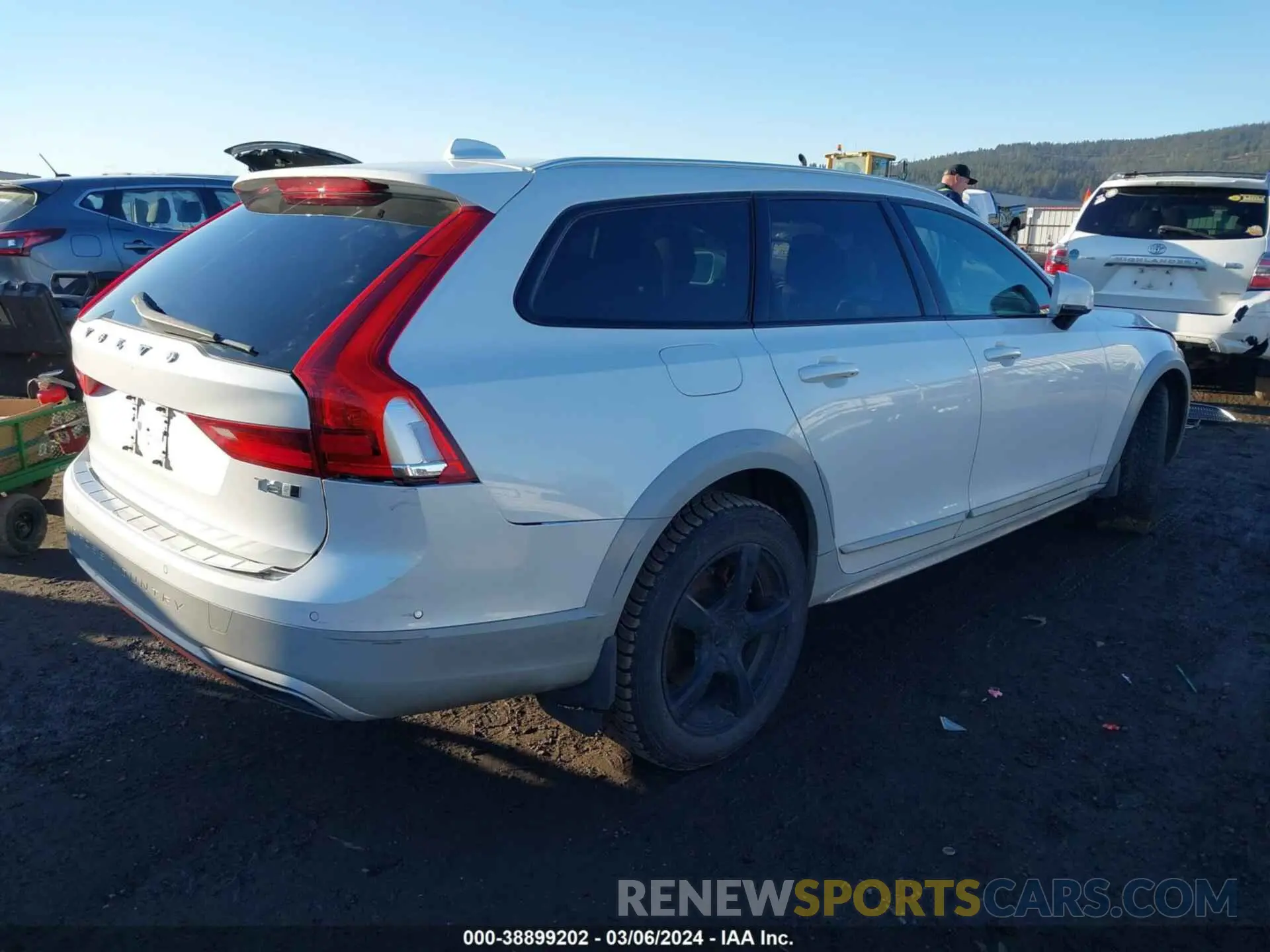 4 fotografías del automóvil dañado YV4A22NT1J1036270 VOLVO V90 CROSS COUNTRY 2018