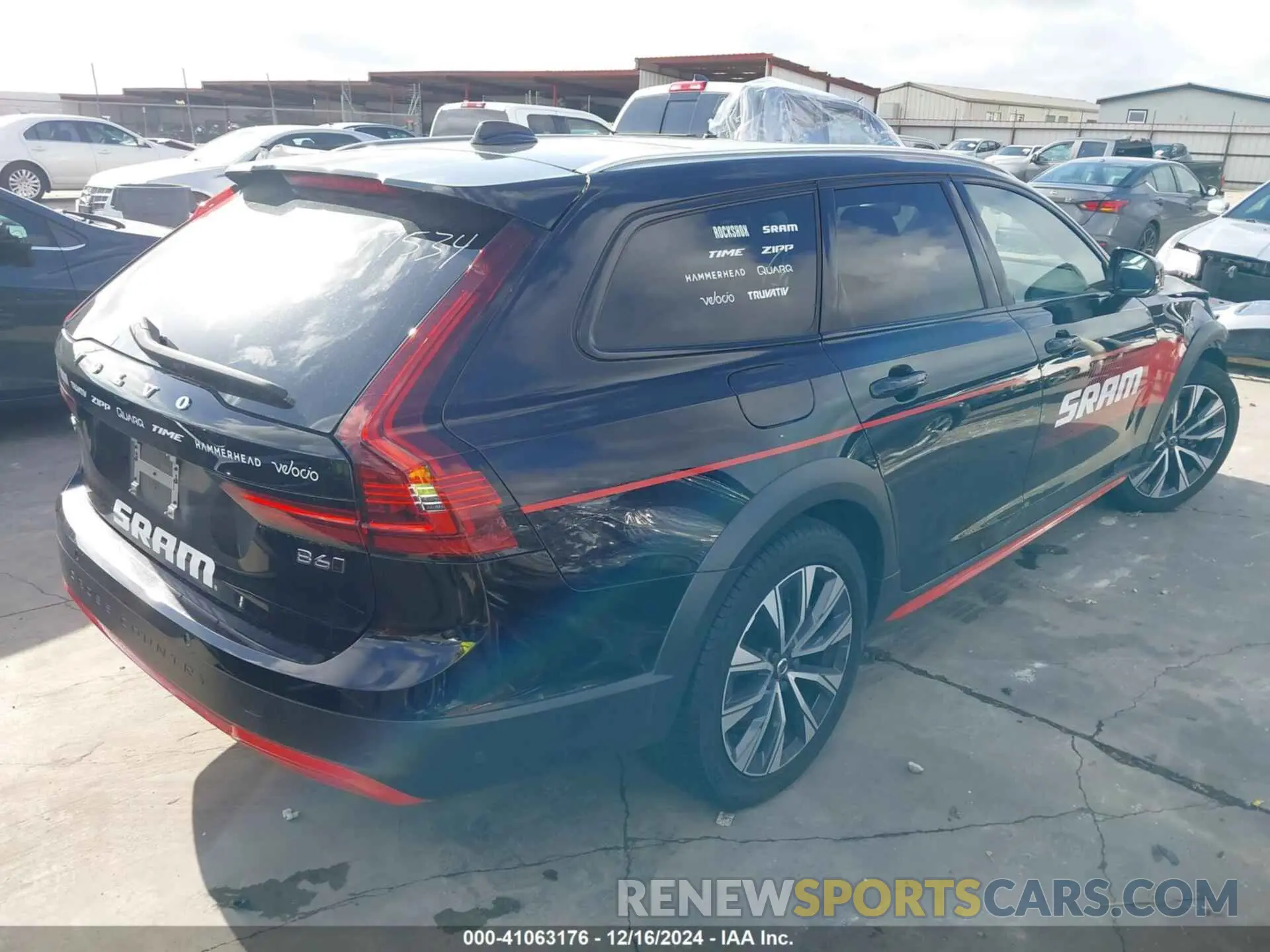 4 fotografías del automóvil dañado YV4062NZXP1165007 VOLVO V90 CROSS COUNTRY 2023