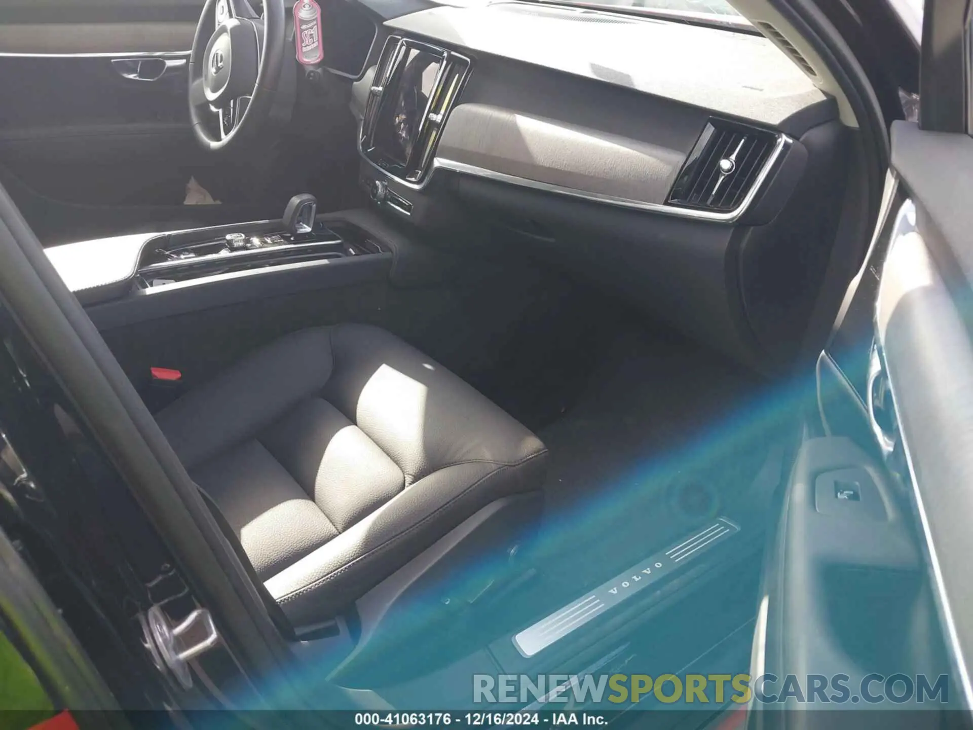 5 fotografías del automóvil dañado YV4062NZXP1165007 VOLVO V90 CROSS COUNTRY 2023