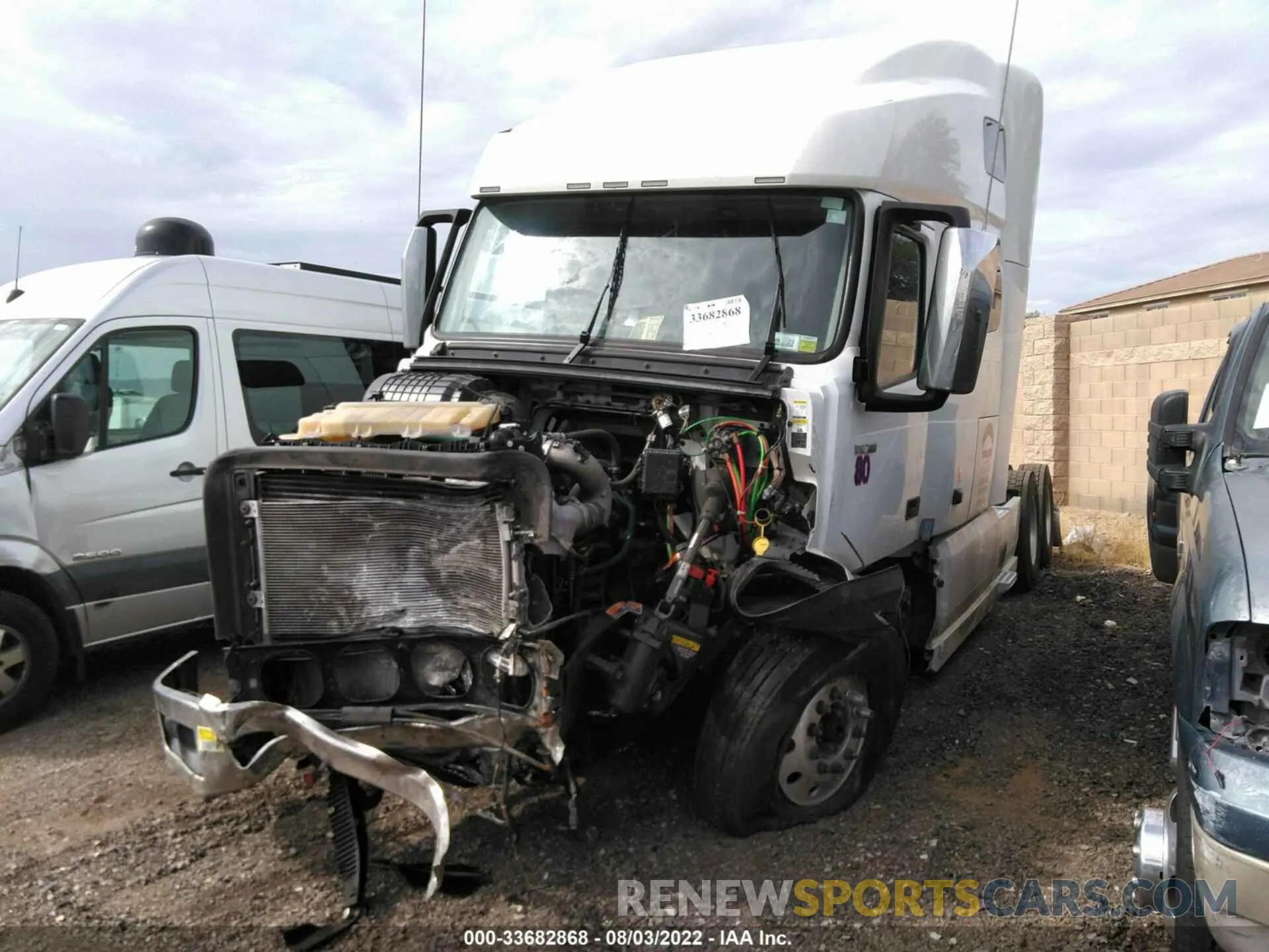 2 fotografías del automóvil dañado 4V4NC9EH5LN267324 VOLVO VN 2020