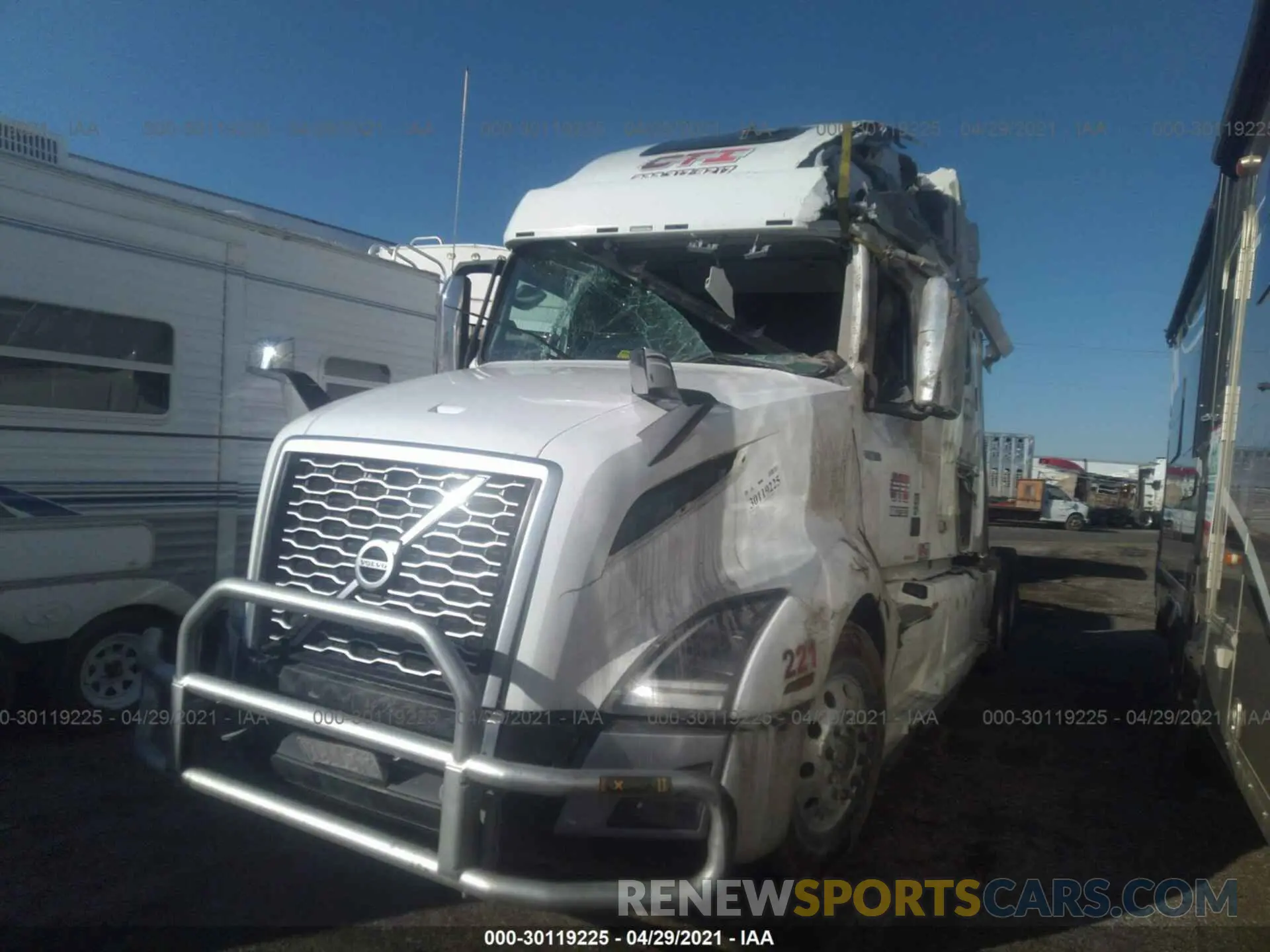 2 fotografías del automóvil dañado 4V4NC9EH6LN228760 VOLVO VN 2020