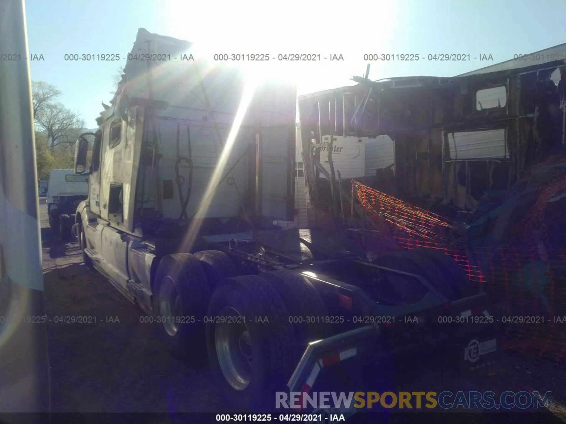 3 fotografías del automóvil dañado 4V4NC9EH6LN228760 VOLVO VN 2020