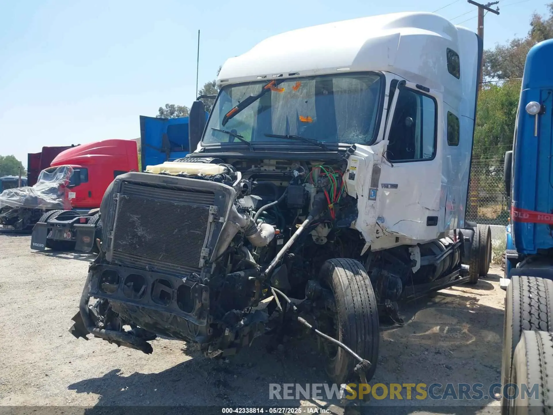 2 fotografías del automóvil dañado 4V4NC9EH1KN902909 VOLVO VNL 2019