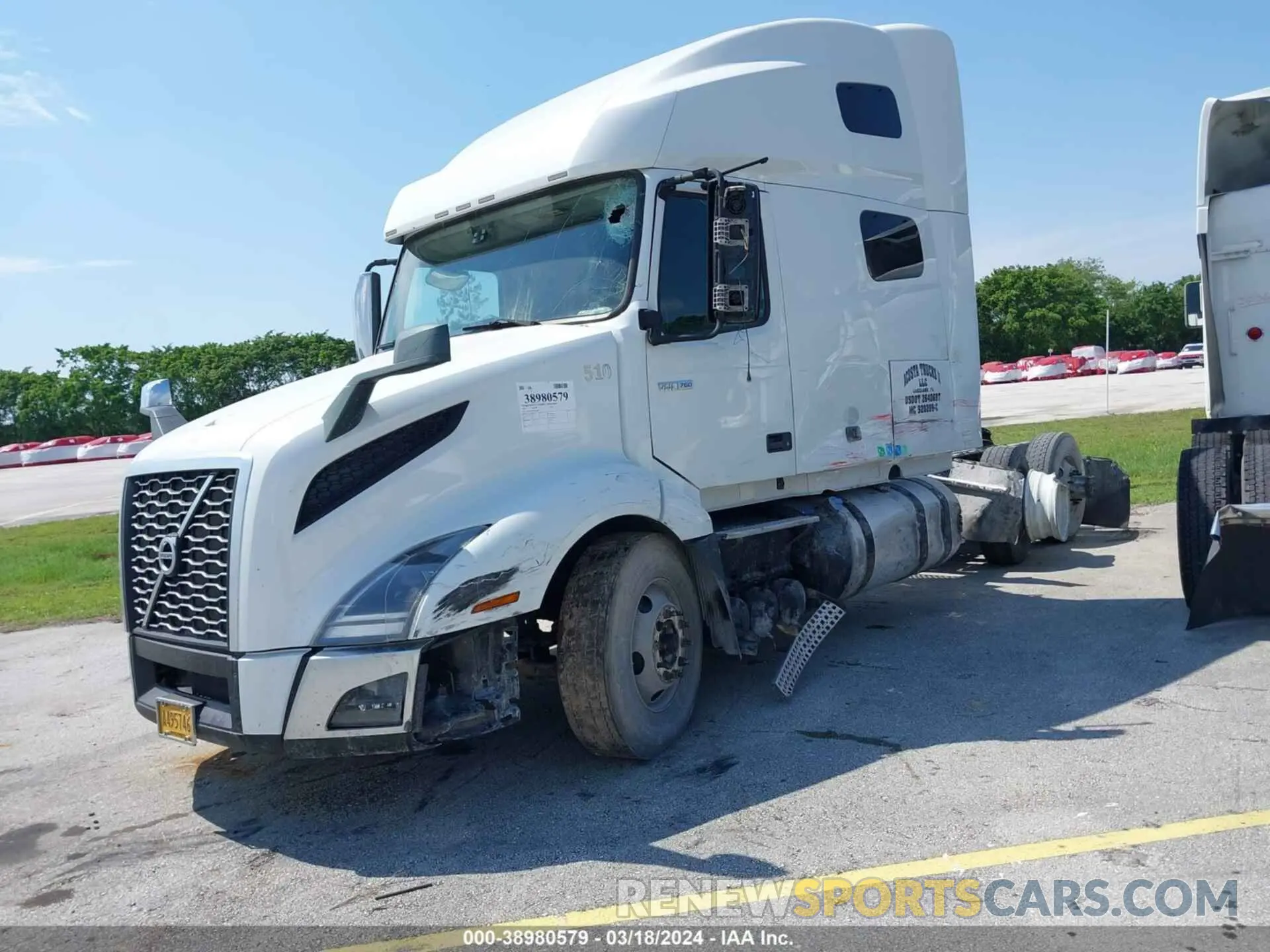 2 fotografías del automóvil dañado 4V4NC9EH5KN213584 VOLVO VNL 2019