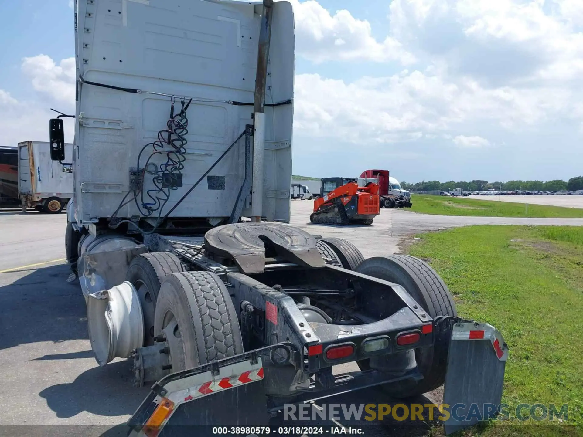 3 fotografías del automóvil dañado 4V4NC9EH5KN213584 VOLVO VNL 2019