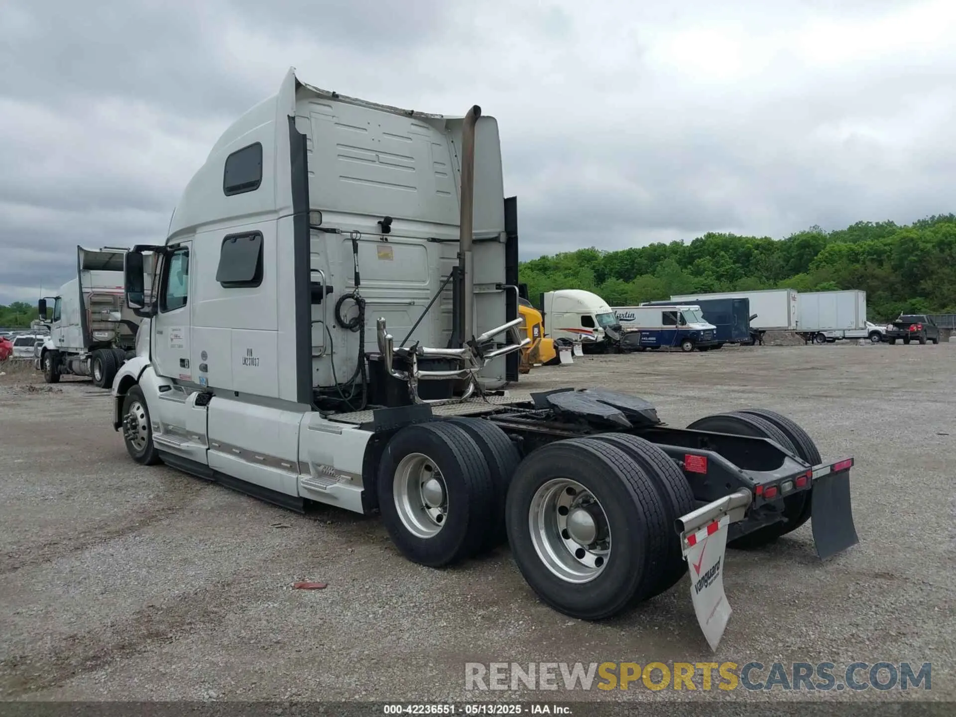 3 fotografías del automóvil dañado 4V4NC9EH9LN231037 VOLVO VNL 2020