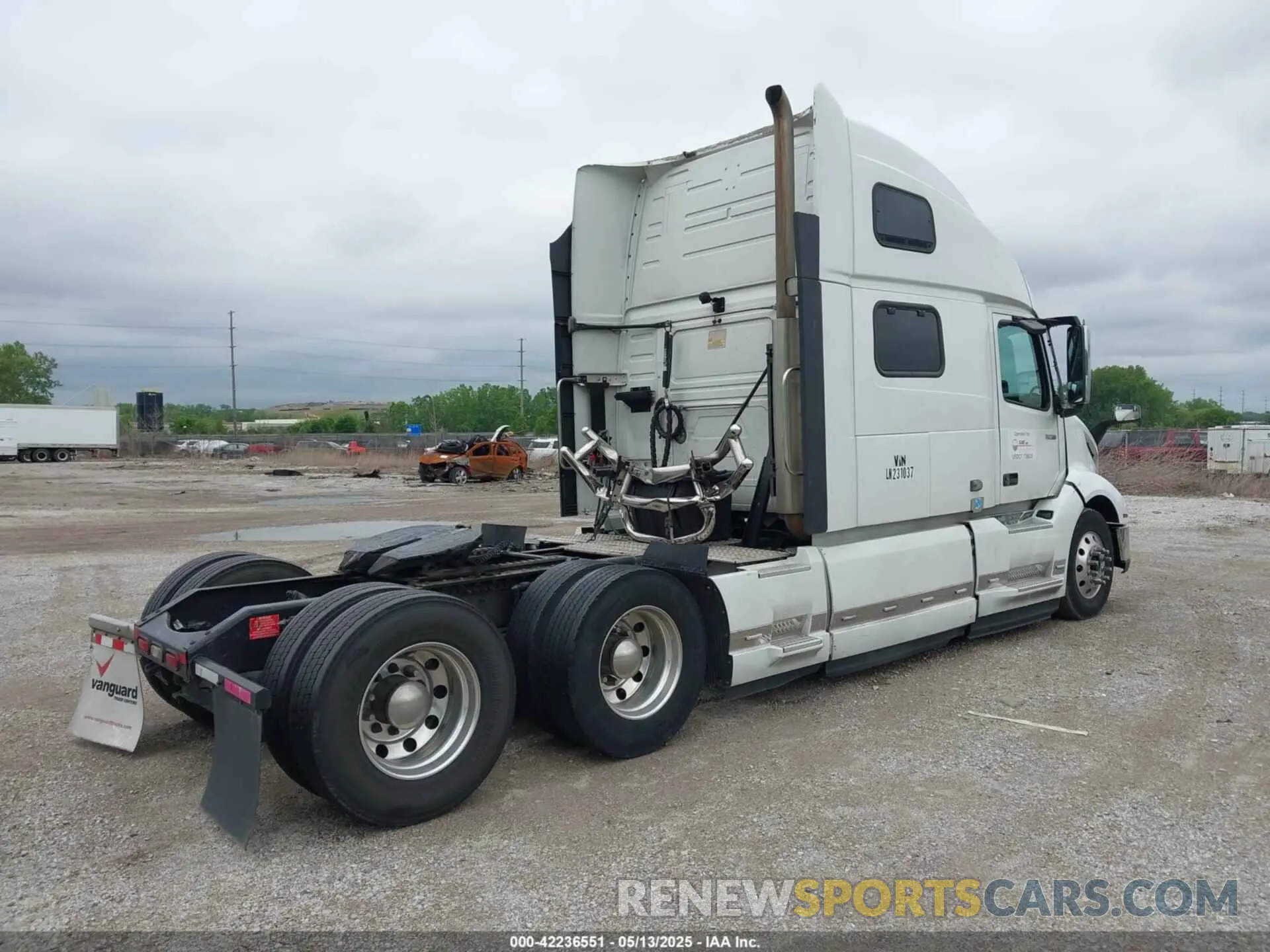 4 fotografías del automóvil dañado 4V4NC9EH9LN231037 VOLVO VNL 2020
