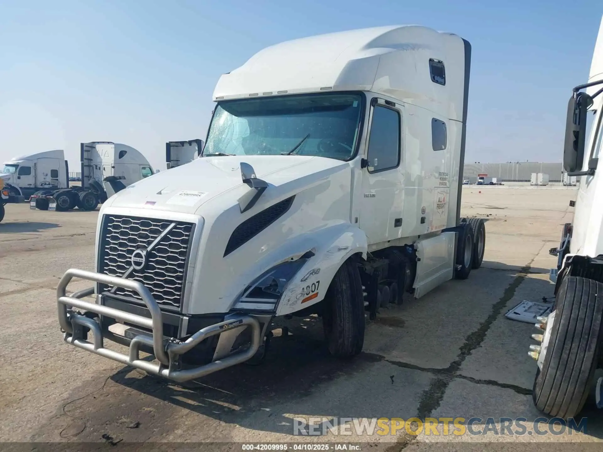2 fotografías del automóvil dañado 4V4NC9EH0NN319512 VOLVO VNL 2022