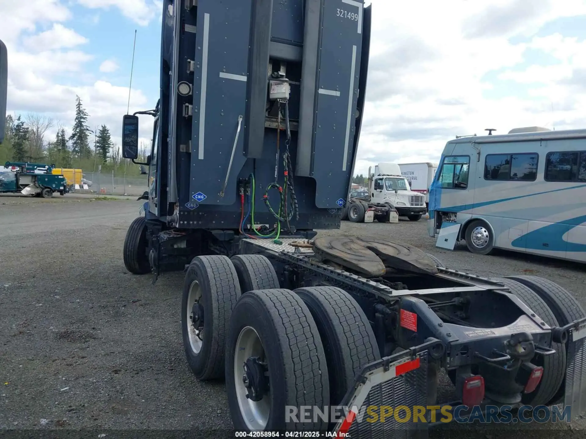 3 fotografías del automóvil dañado 4V4NC9UG9NN312356 VOLVO VNL 2022