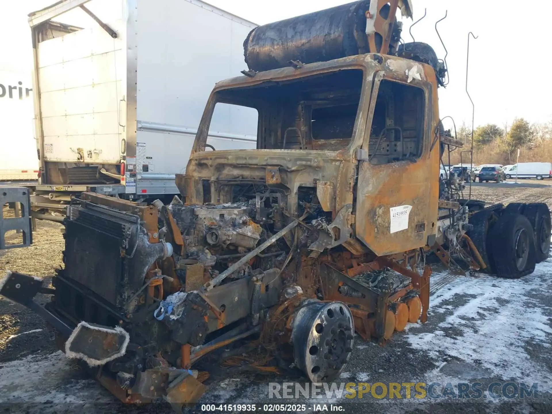 2 fotografías del automóvil dañado 4V4NC9UG1PN335682 VOLVO VNL 2023